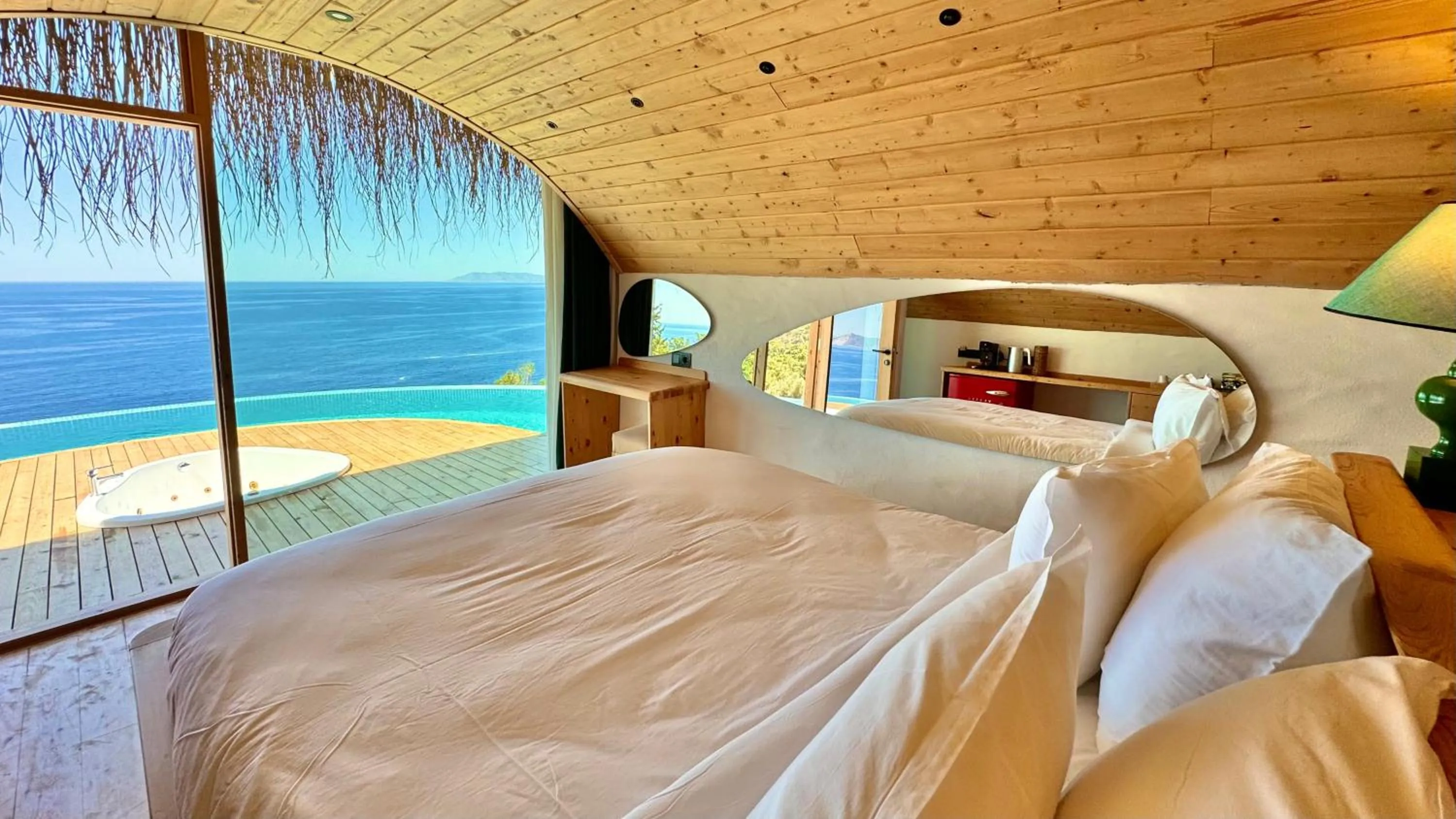 Photo of the whole room, Bed in Seaview Faralya