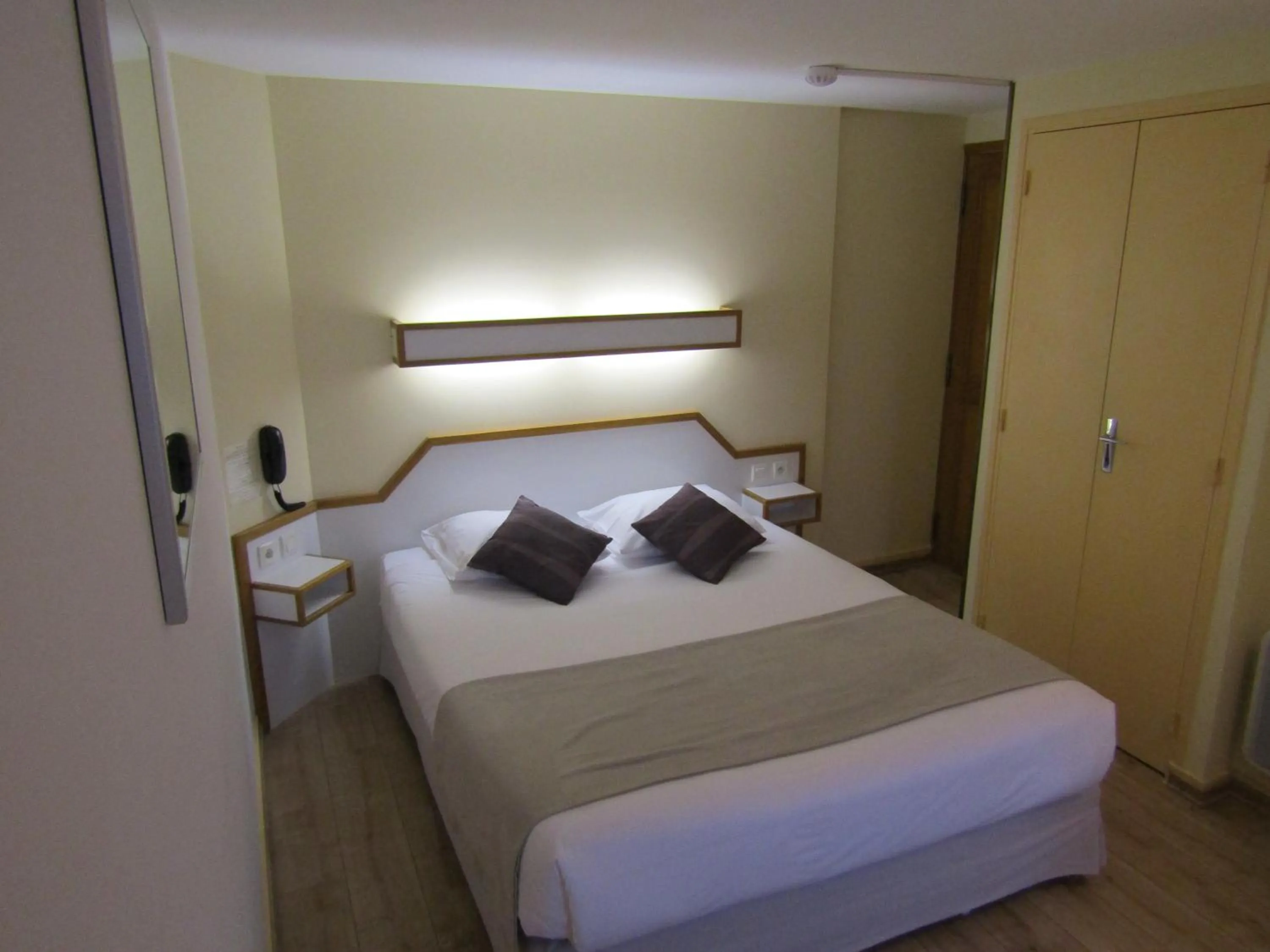 Bedroom, Bed in Fifi Moulin