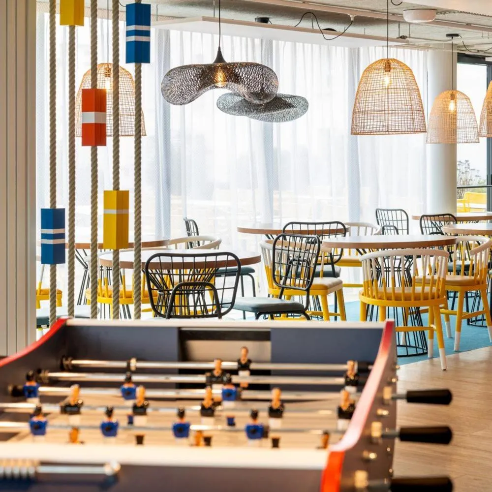 Lounge or bar in ibis Styles Morlaix