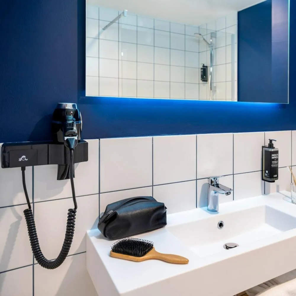 Bathroom in ibis Styles Morlaix