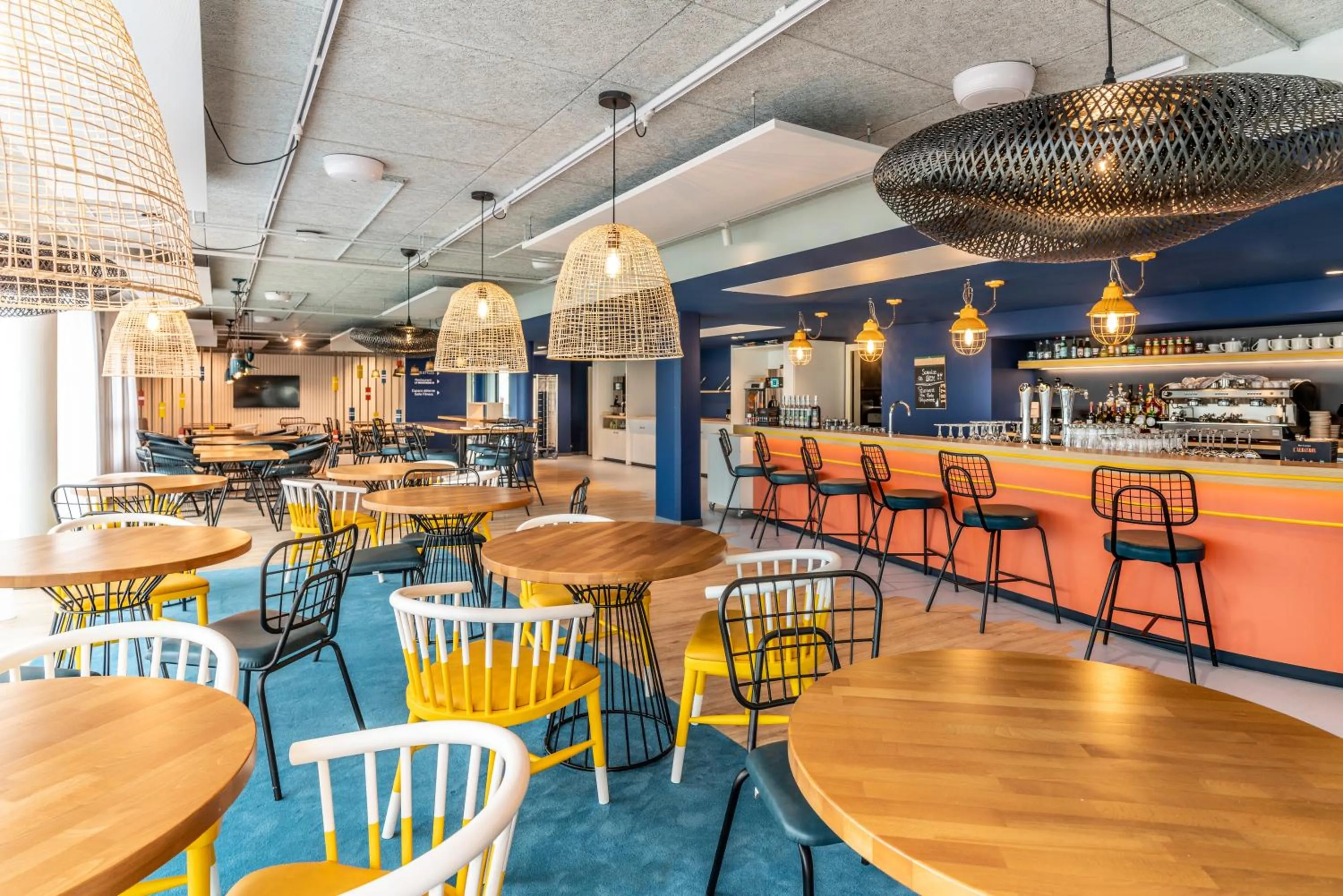 Lounge or bar in ibis Styles Morlaix