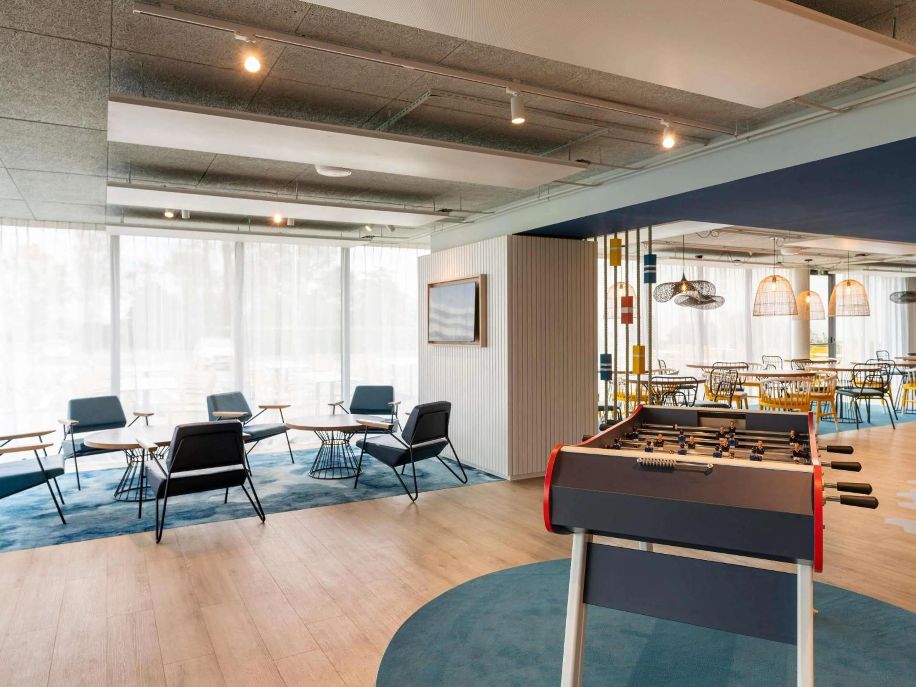 Lounge or bar in ibis Styles Morlaix