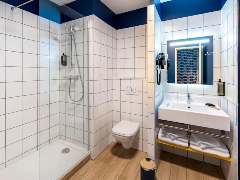 Bathroom in ibis Styles Morlaix