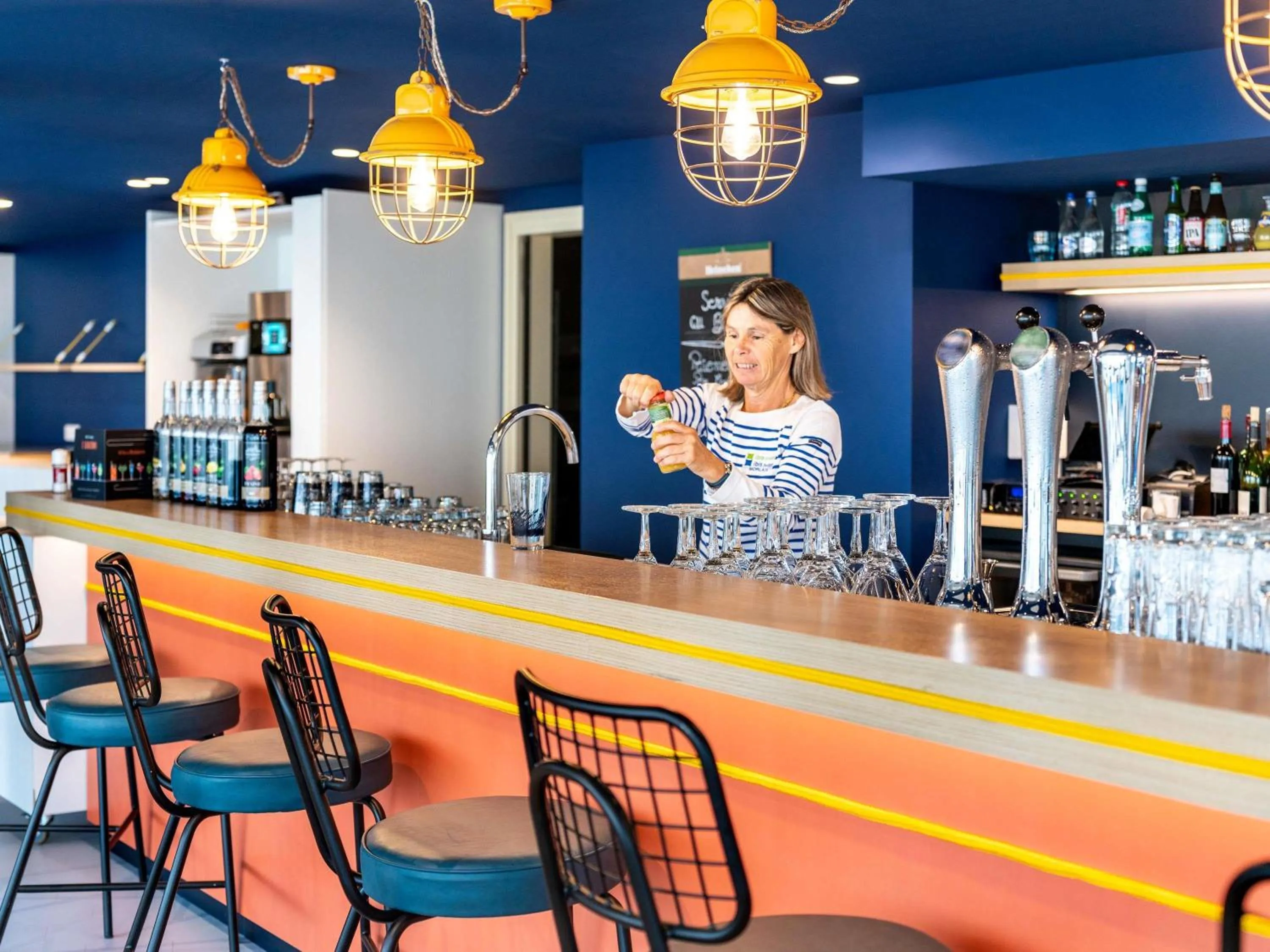 Lounge or bar in ibis Styles Morlaix