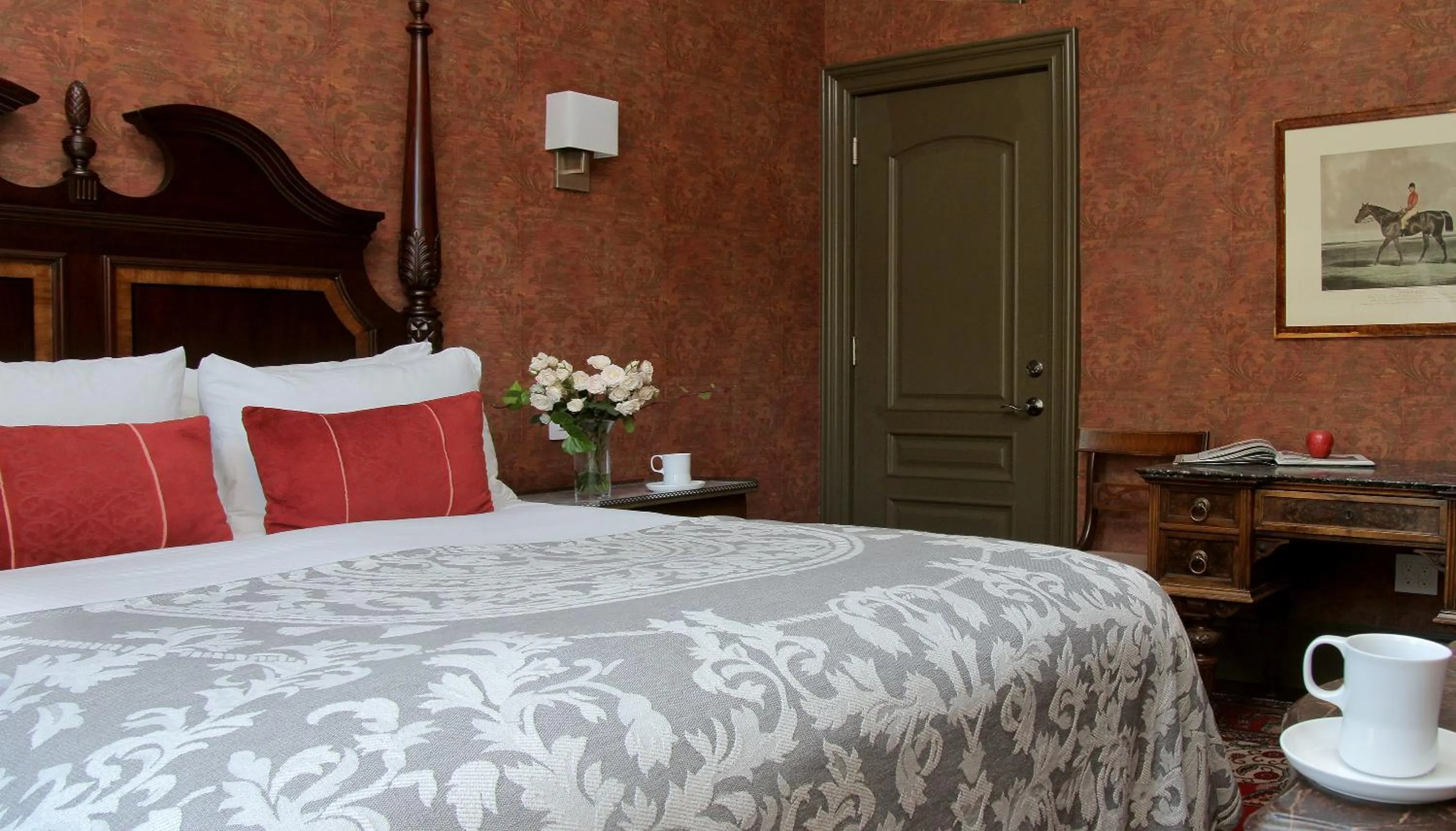 Photo of the whole room, Bed in The Monte Cristo