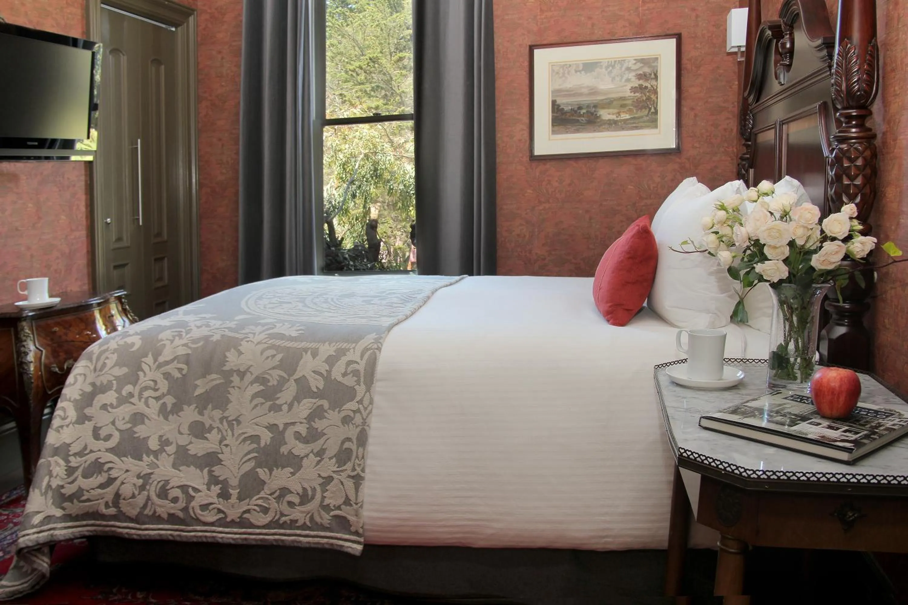 Photo of the whole room, Bed in The Monte Cristo