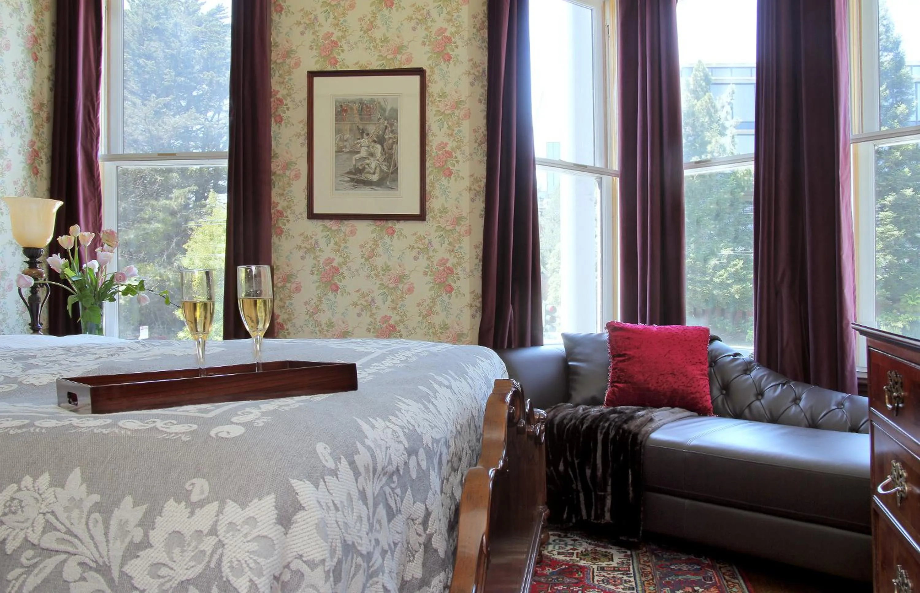 Seating area, Bed in The Monte Cristo