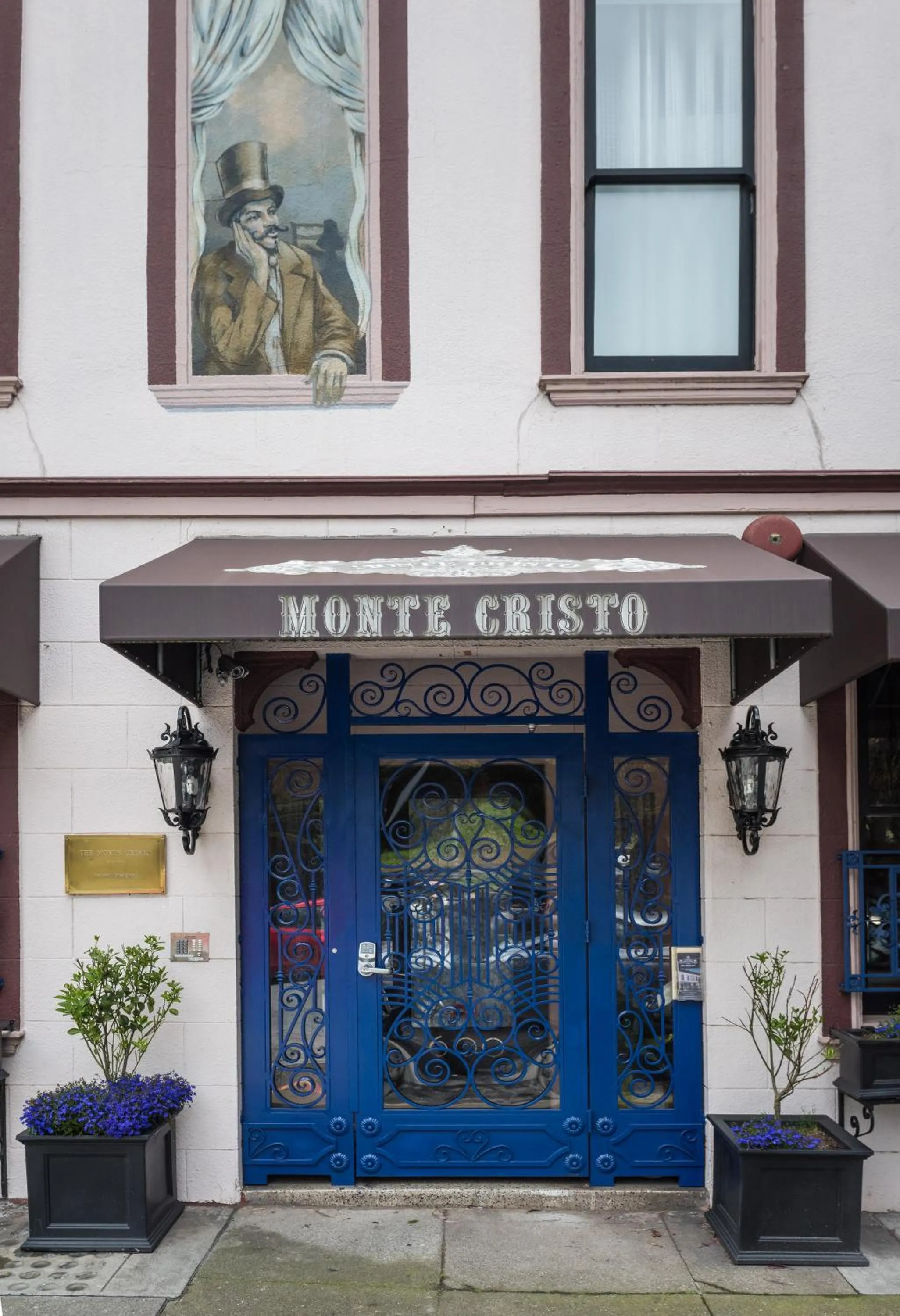 Facade/entrance in The Monte Cristo