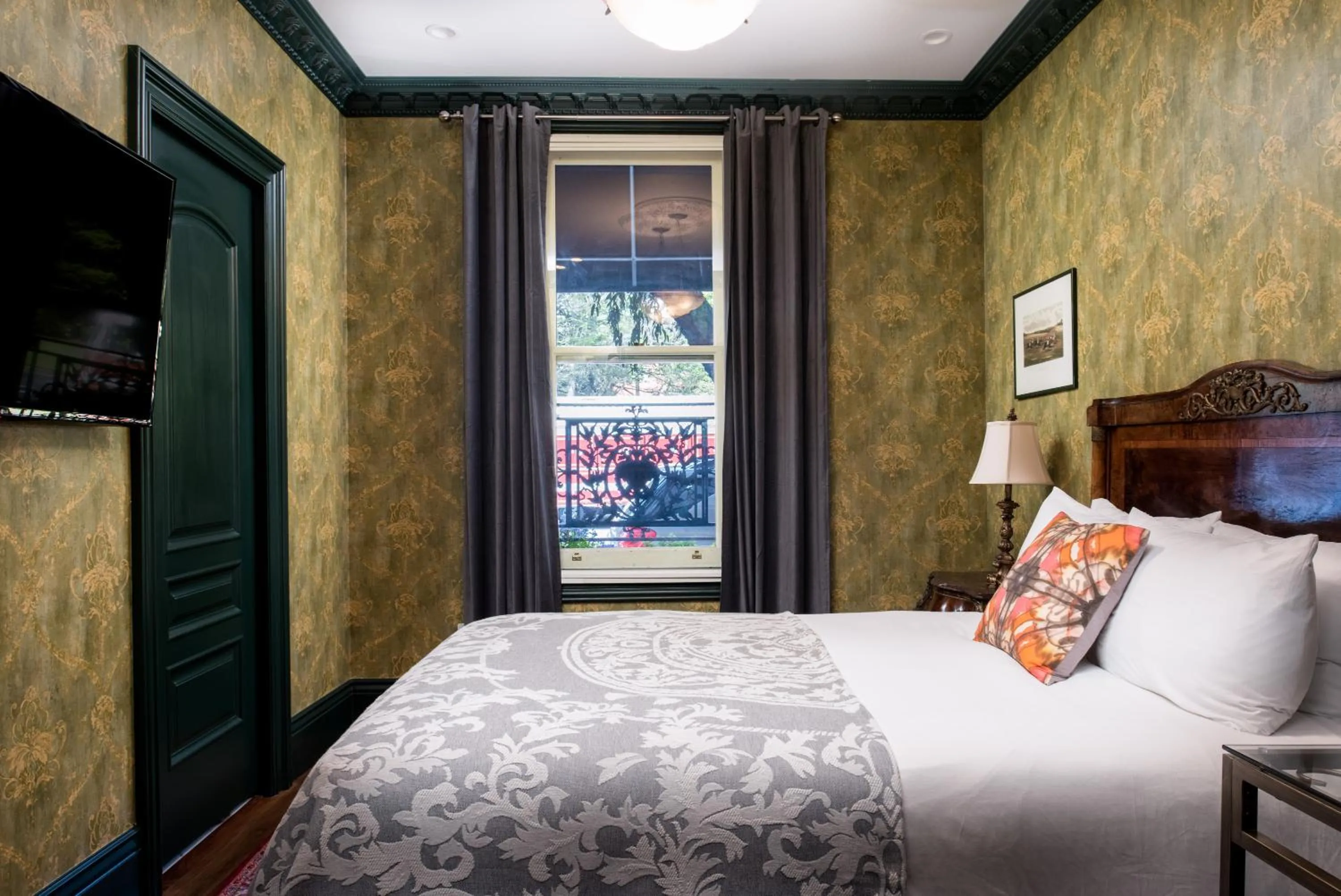 Bedroom, Bed in The Monte Cristo