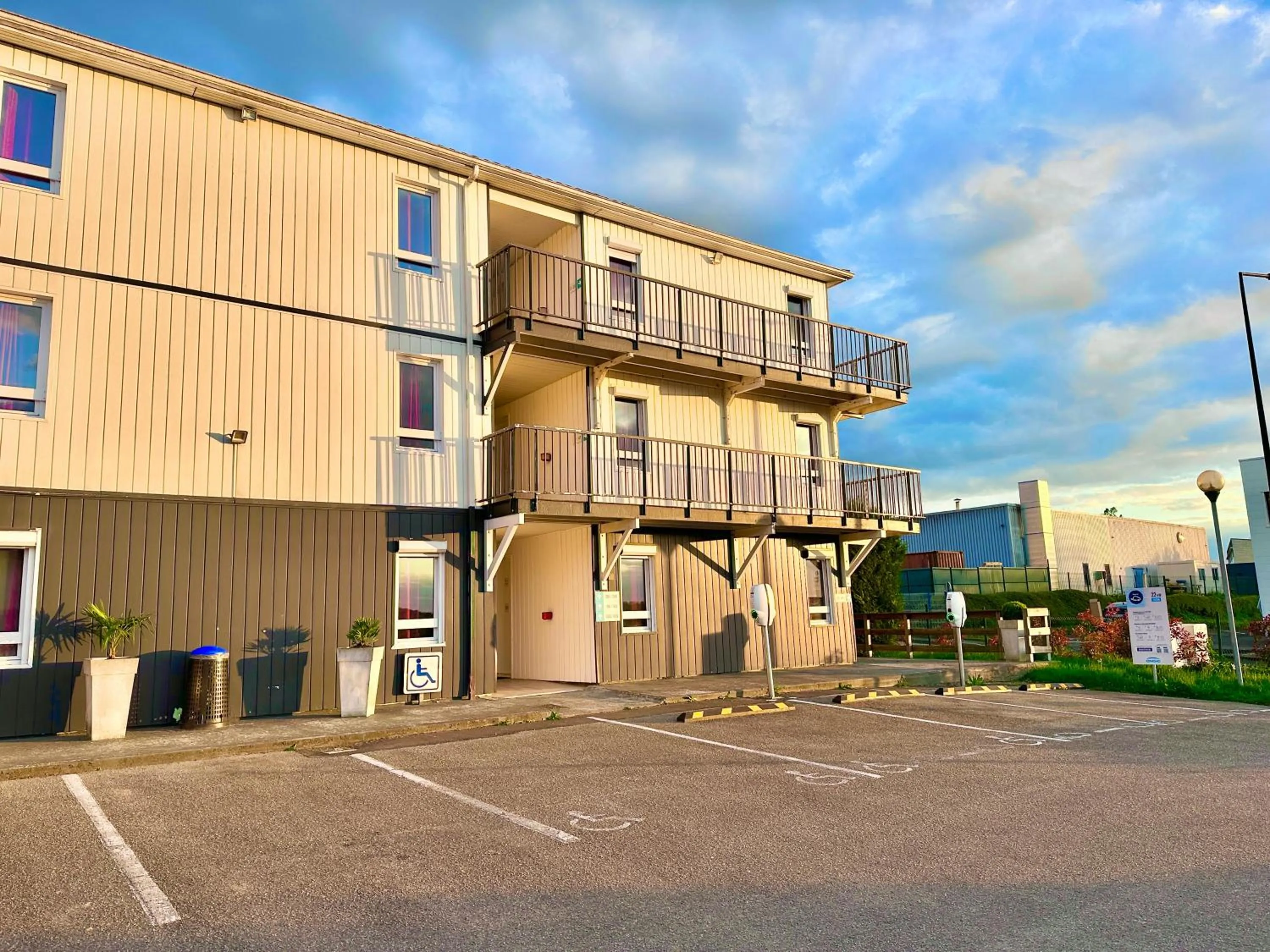 Facade/entrance in BRIT Hotel Rouen Nord - Barentin