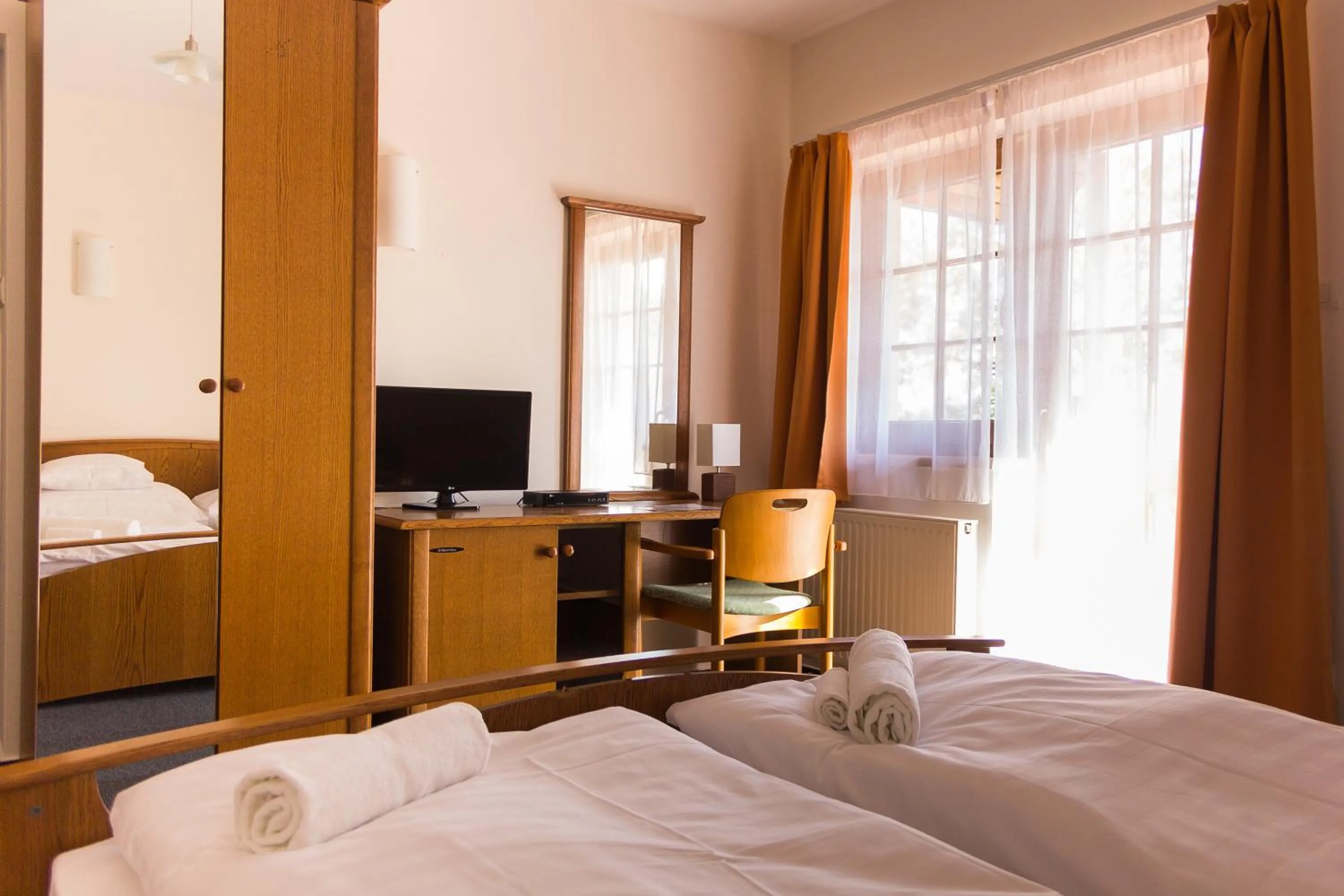 Bedroom, Bed in M1 Szekér Csárda Hotel és Étterem