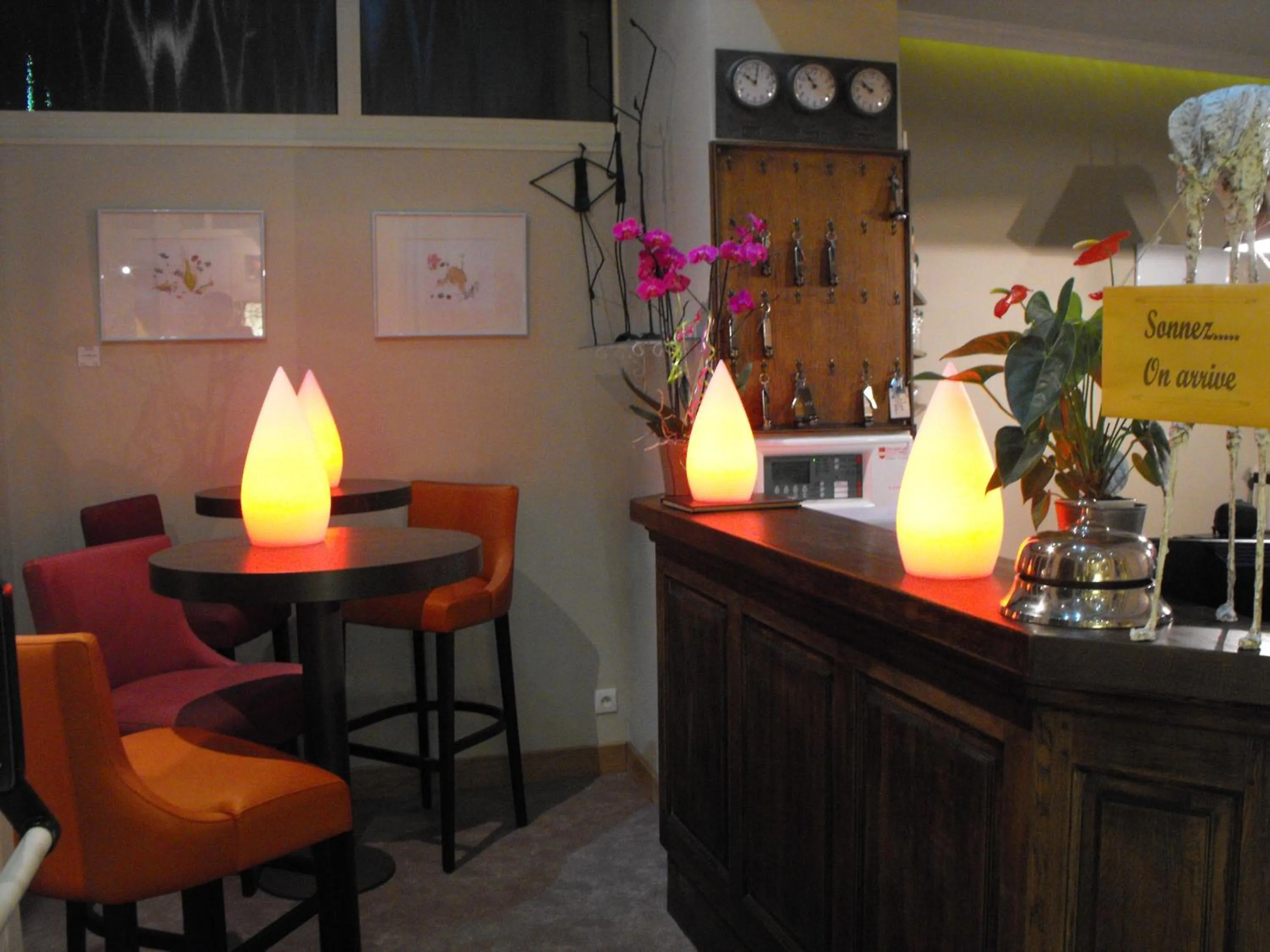 Lounge or bar in Logis Hôtel Restaurant Les Capucins