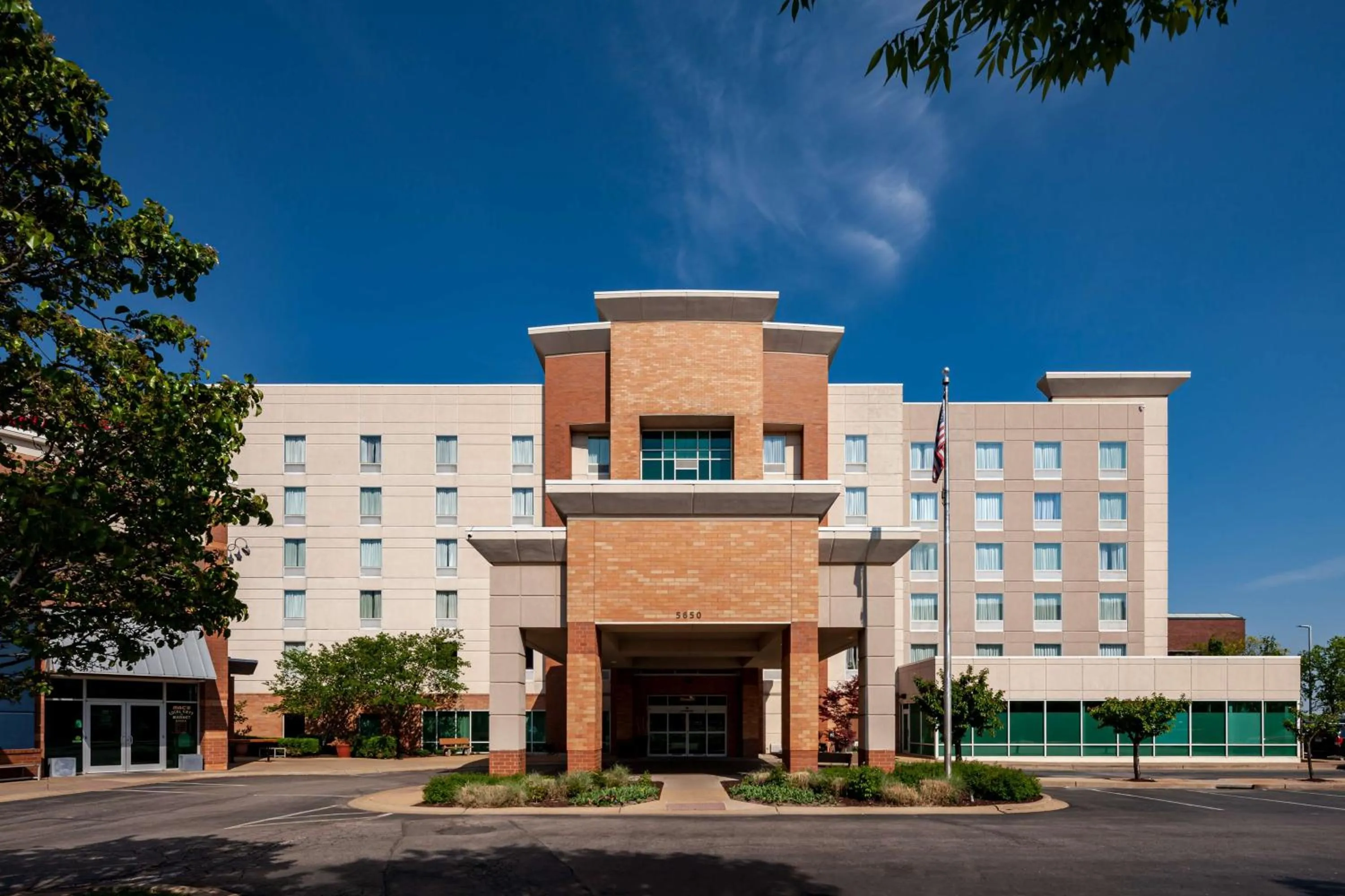 Property building in Hampton Inn & Suites St. Louis at Forest Park