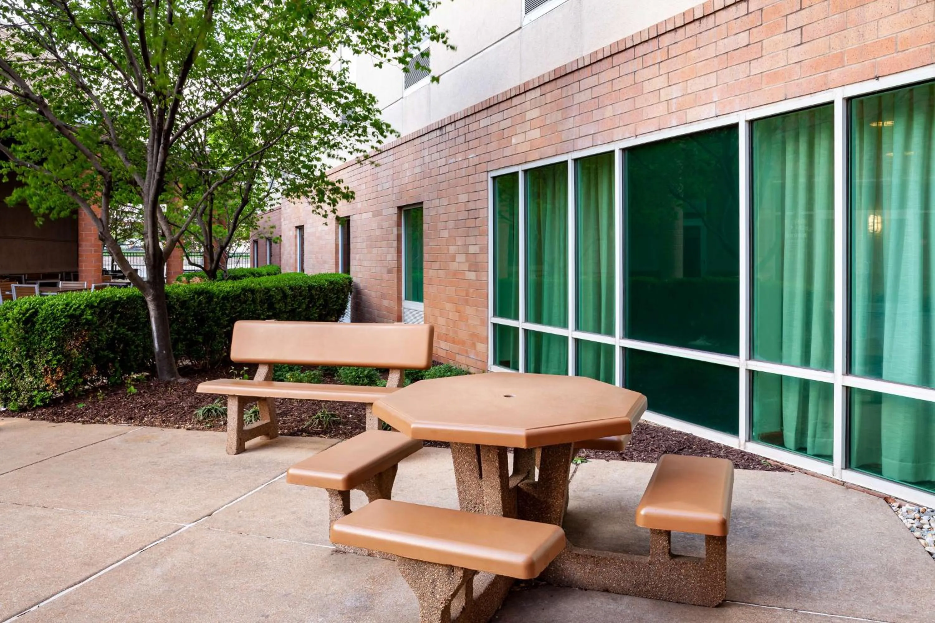 Patio in Hampton Inn & Suites St. Louis at Forest Park