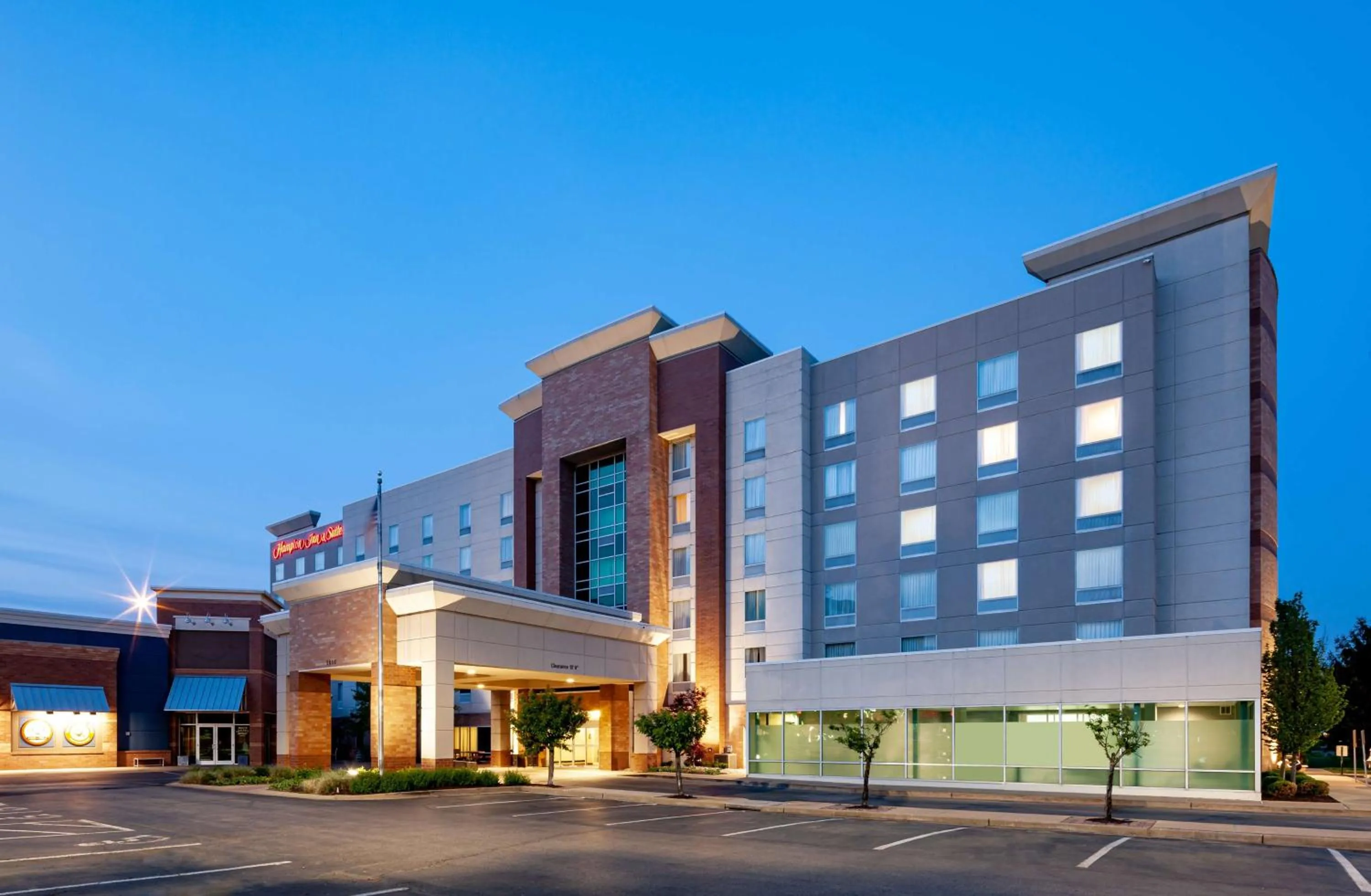 Property building in Hampton Inn & Suites St. Louis at Forest Park