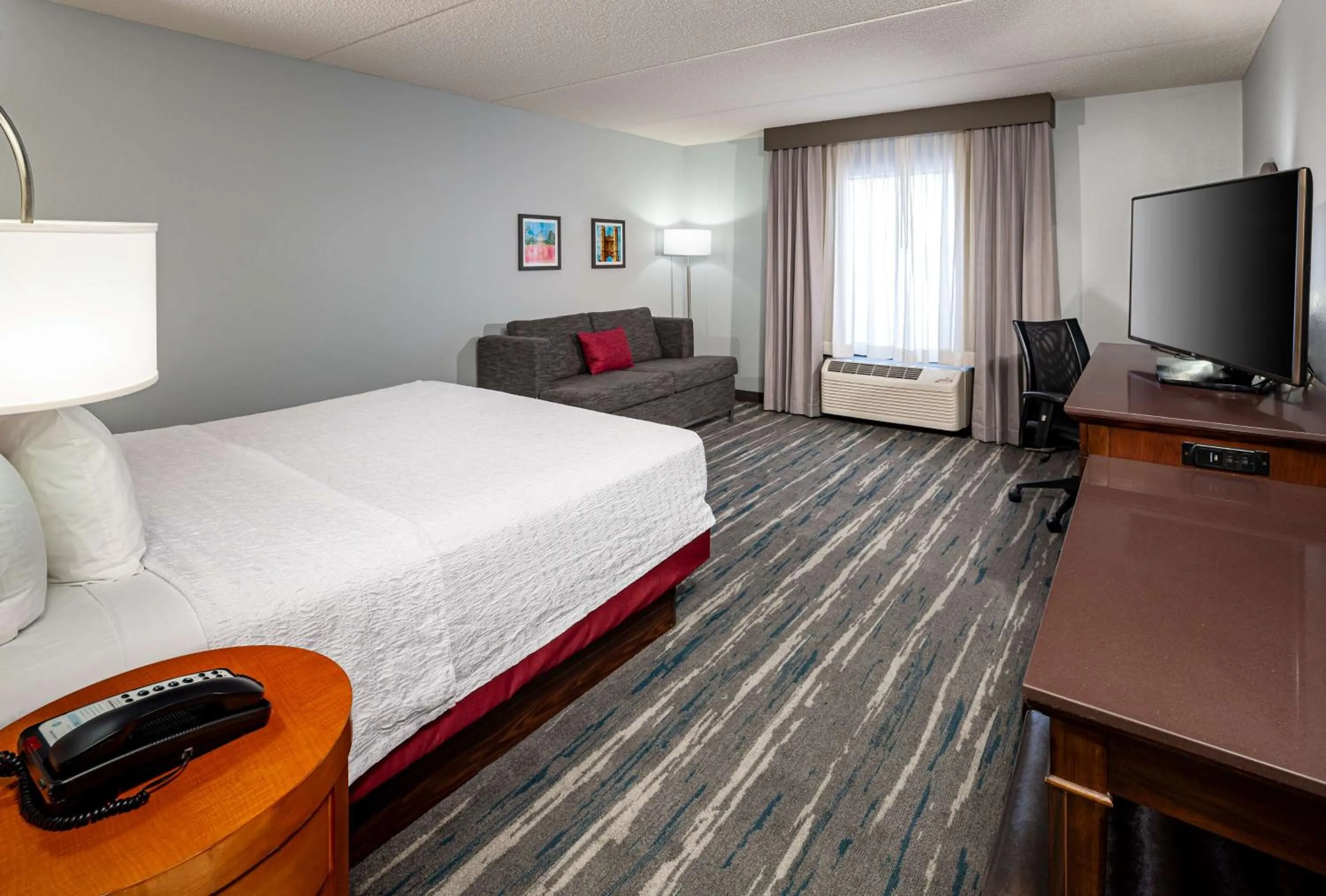 Living room, Bed in Hampton Inn & Suites St. Louis at Forest Park