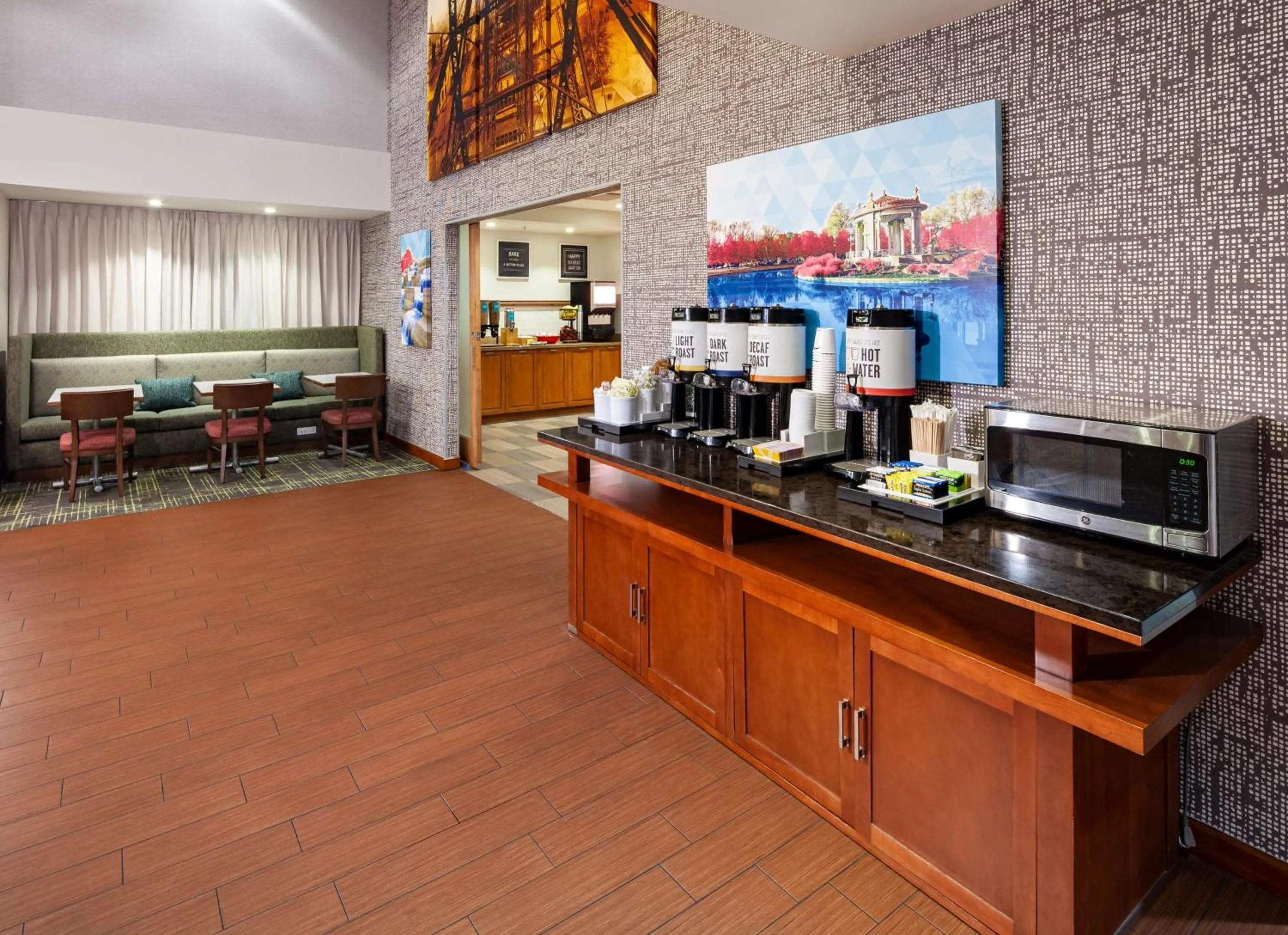 Breakfast in Hampton Inn & Suites St. Louis at Forest Park