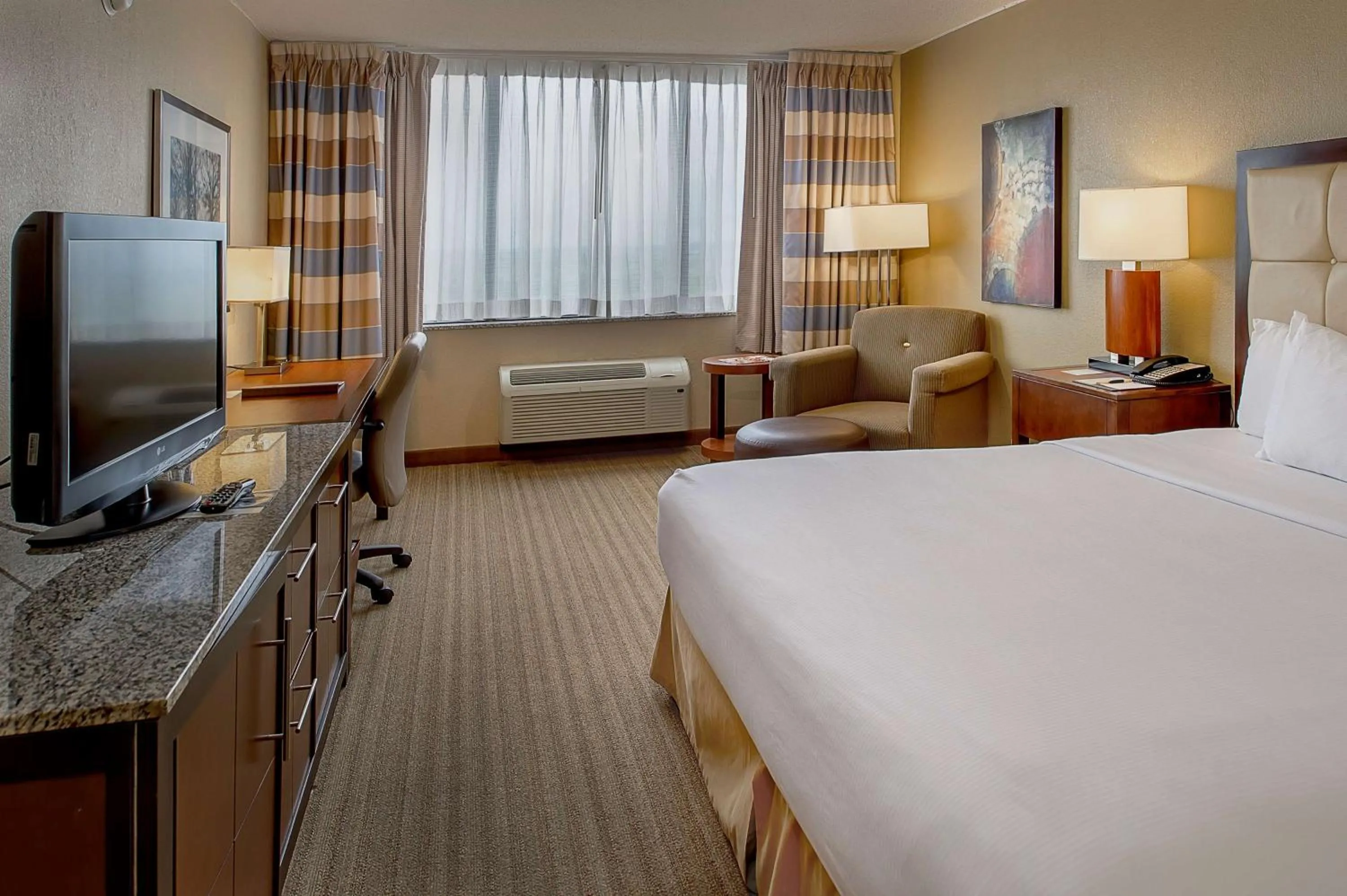 Bedroom, Bed in DoubleTree by Hilton St. Louis at Westport