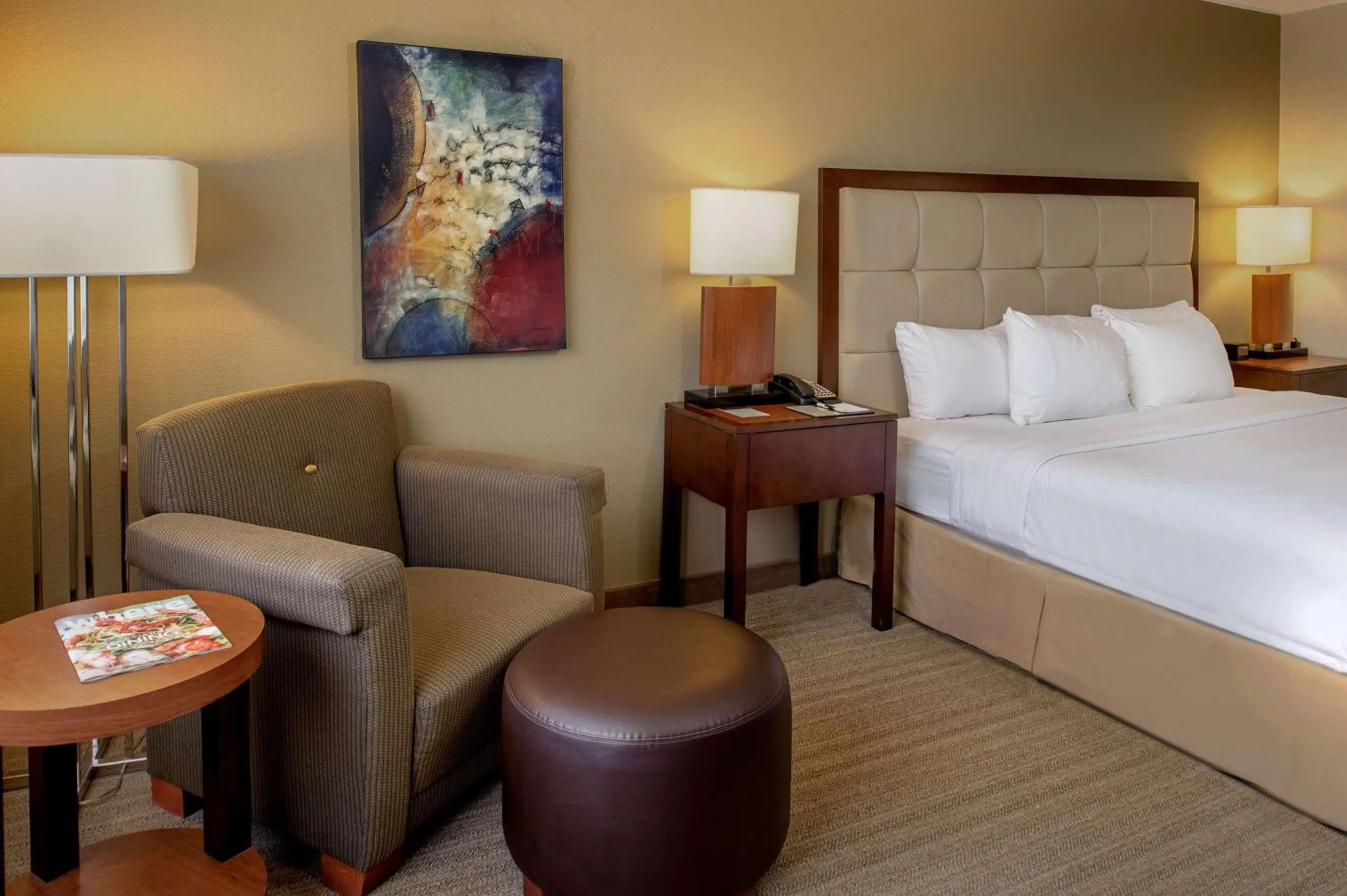 Photo of the whole room, Bed in DoubleTree by Hilton St. Louis at Westport