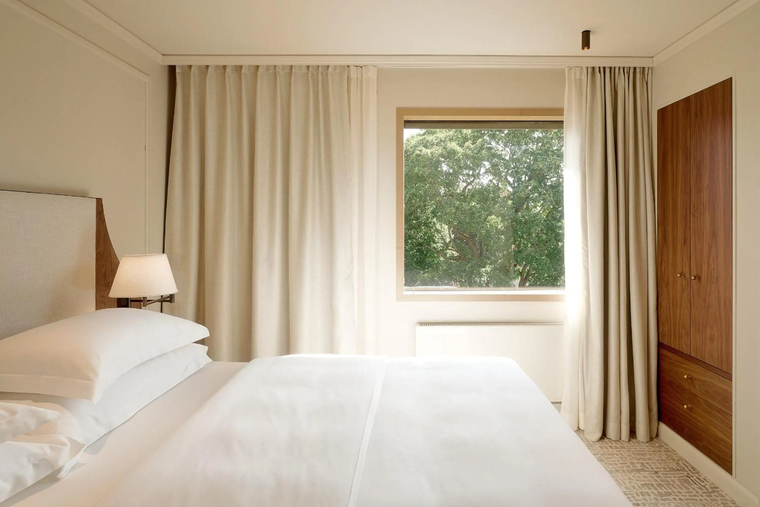 View (from property/room), Bed in Hotel Tegnerlunden