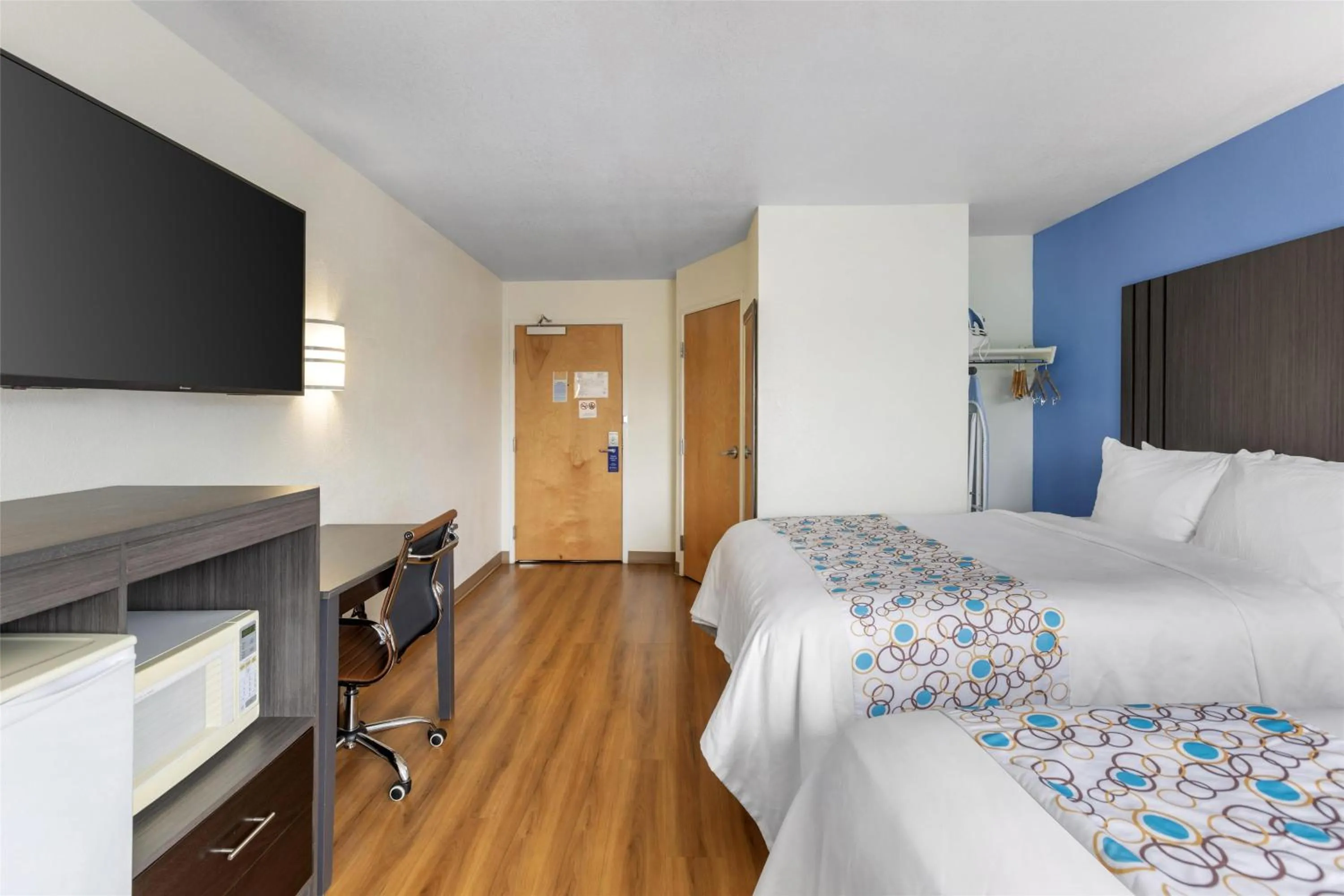 Bedroom, Bed in SureStay Plus Hotel by Best Western Niagara Falls East