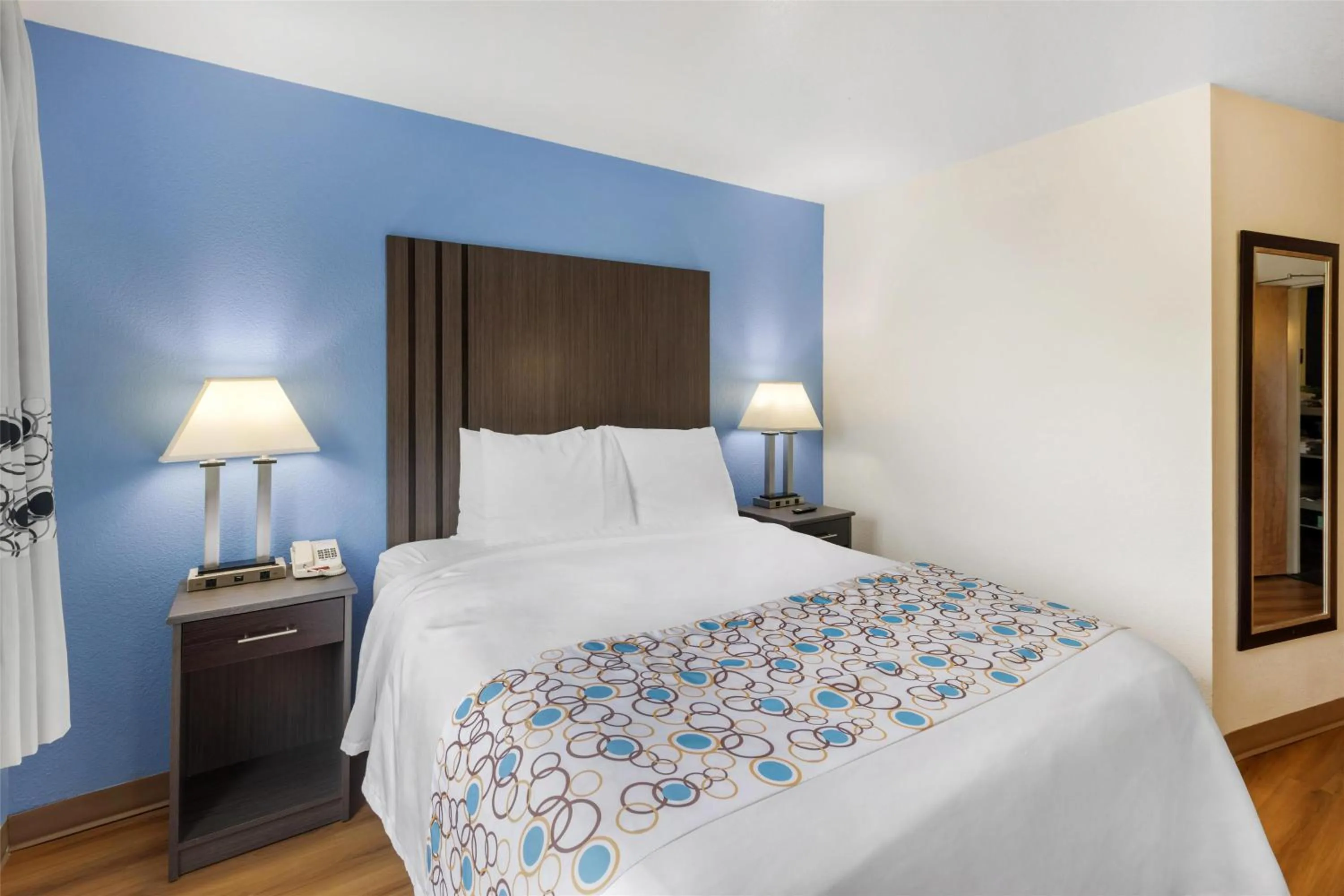 Bedroom, Bed in SureStay Plus Hotel by Best Western Niagara Falls East