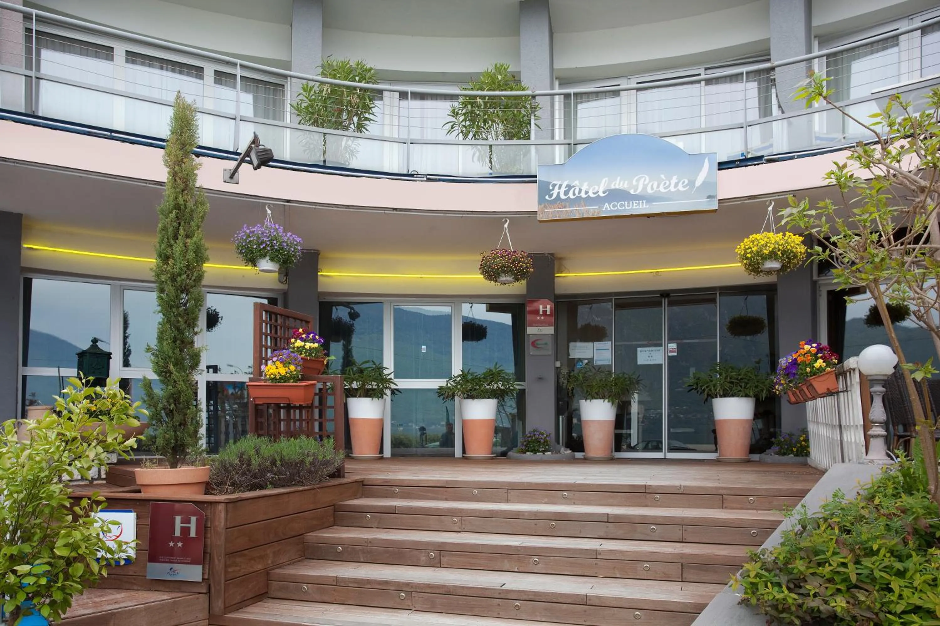 Facade/entrance in Hôtel du Poète