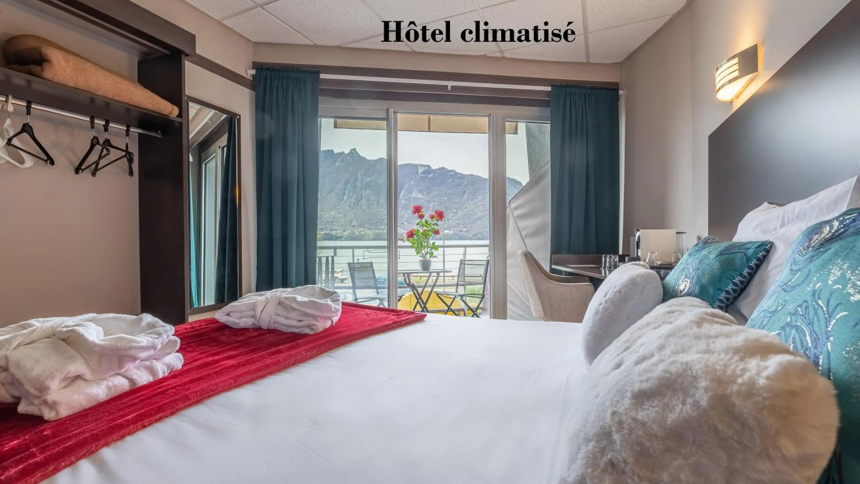 Natural landscape, Bed in Hôtel du Poète