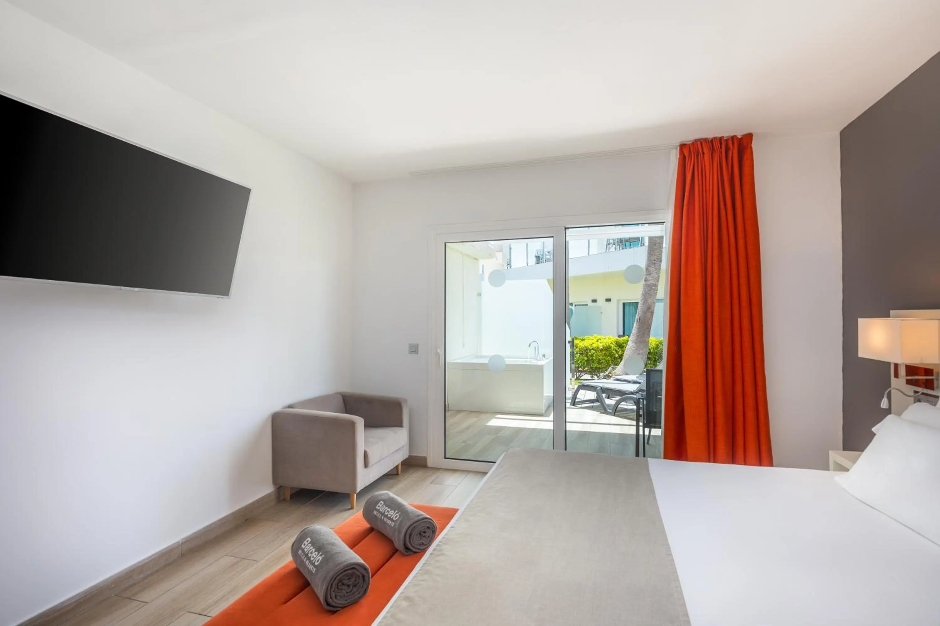 Photo of the whole room, Bed in Barceló Corralejo Sands