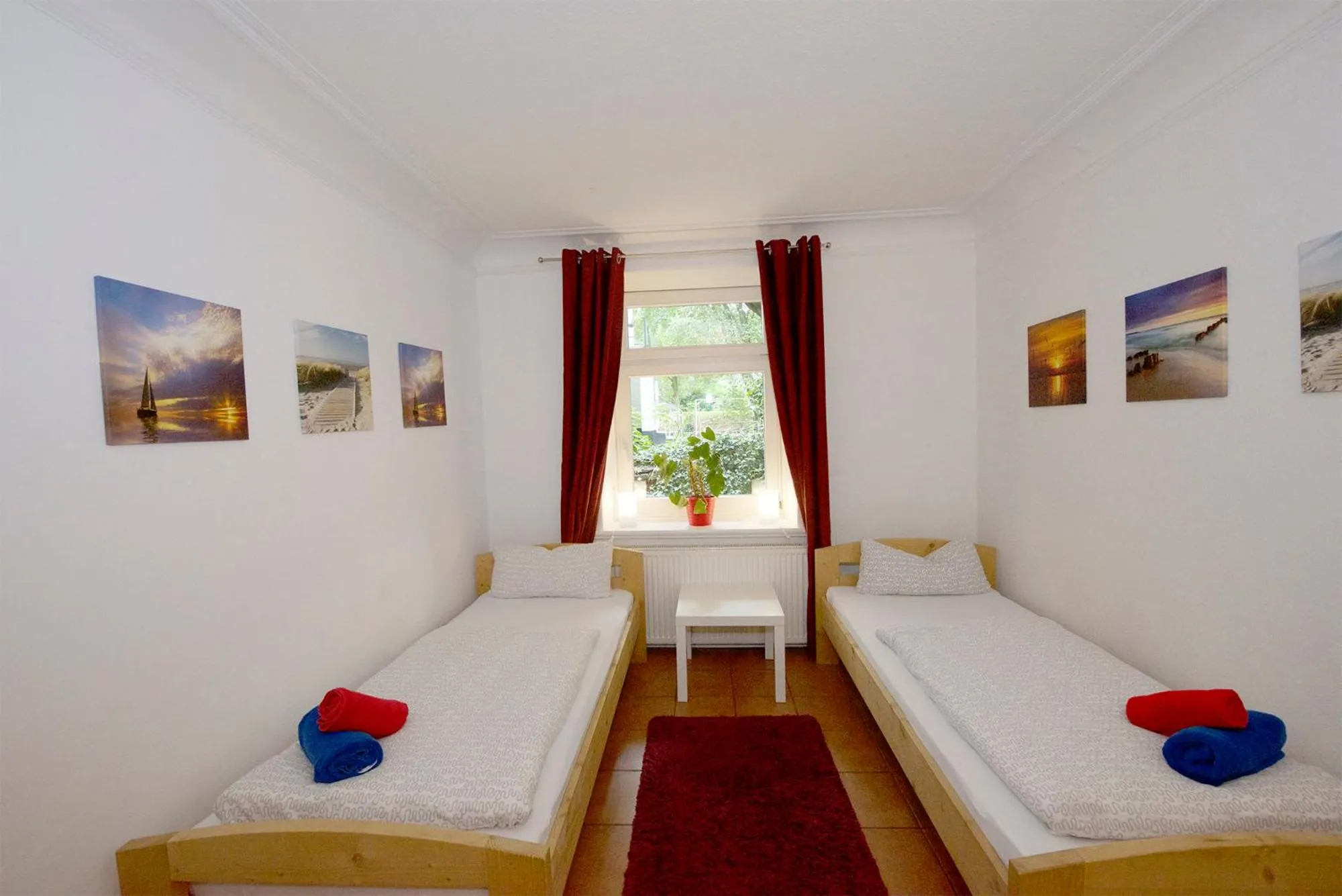 Photo of the whole room, Bed in Basement Rotherbaum