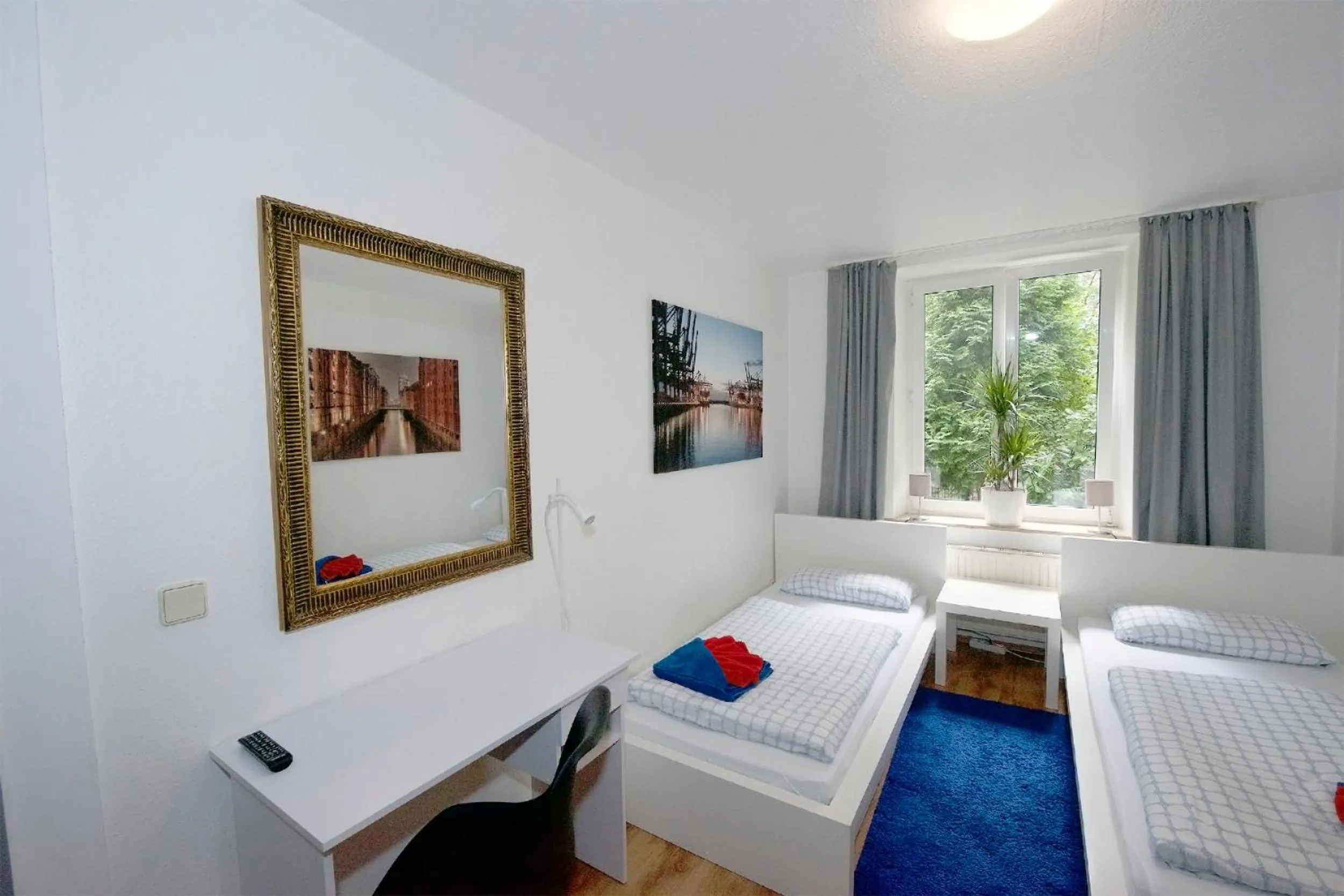 Photo of the whole room, Bed in Basement Rotherbaum