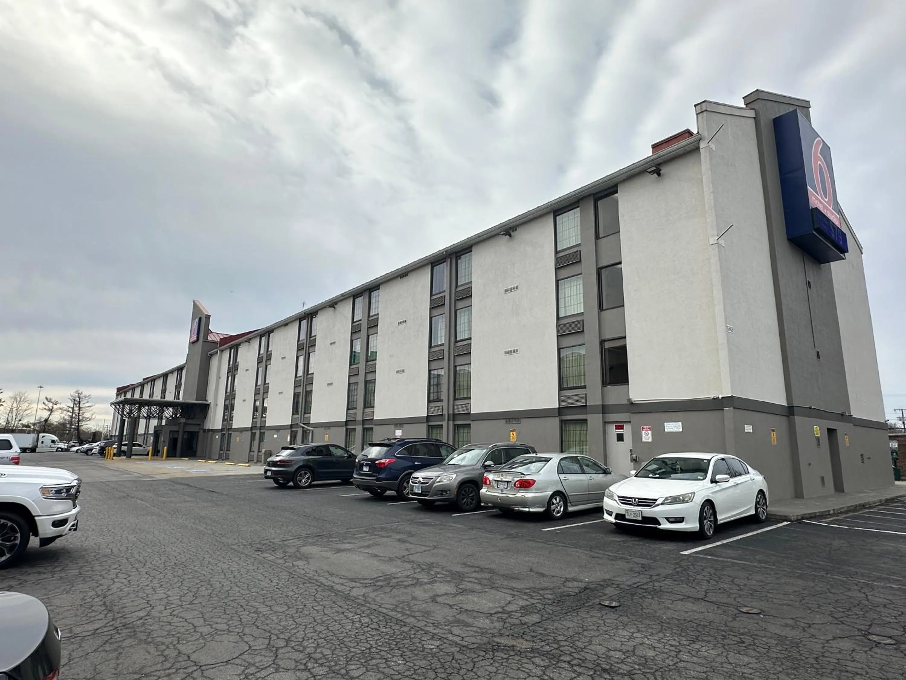 Property building in Motel 6-Springfield, DC - Washington Southwest