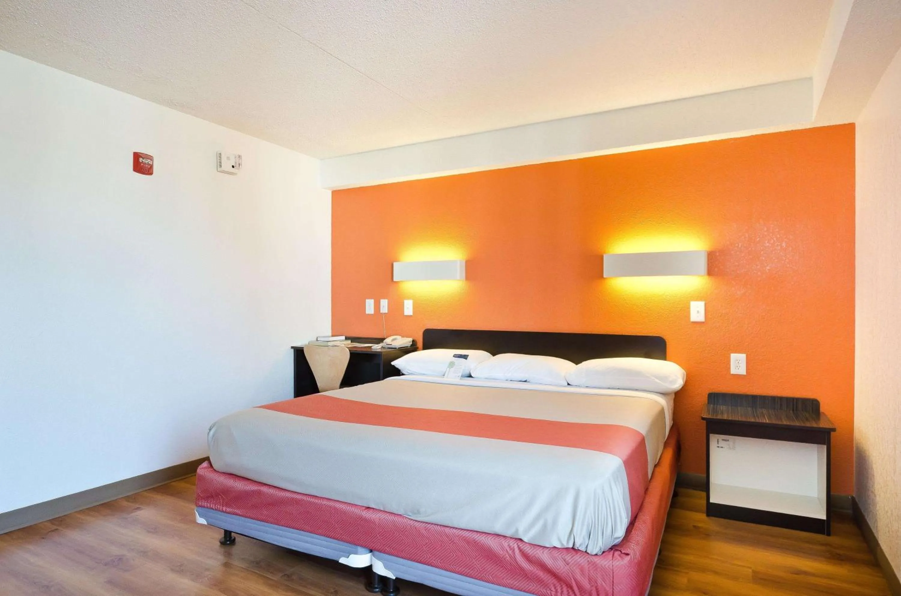 Bedroom, Bed in Motel 6-Springfield, DC - Washington Southwest