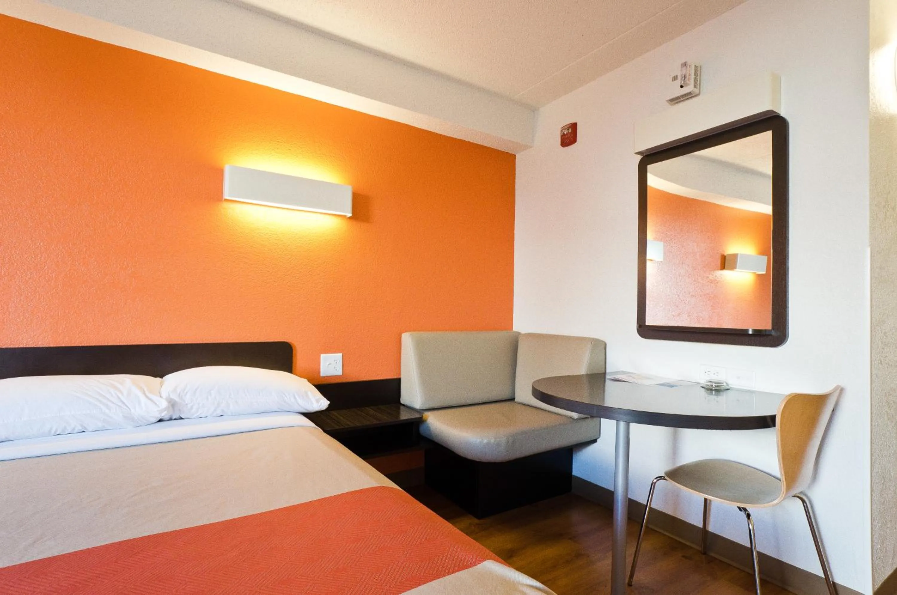Seating area, Bed in Motel 6-Springfield, DC - Washington Southwest