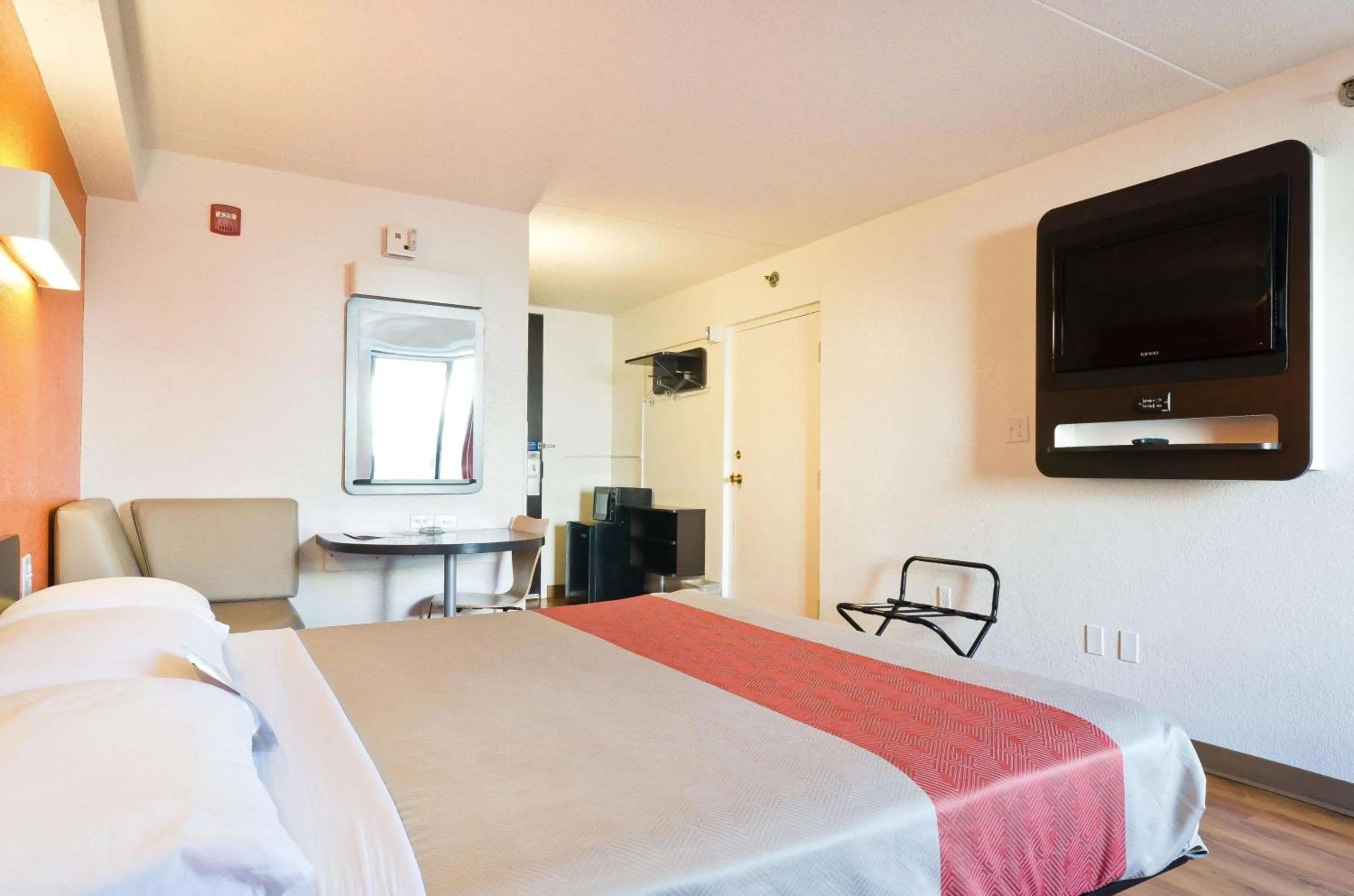 TV and multimedia, Bed in Motel 6-Springfield, DC - Washington Southwest