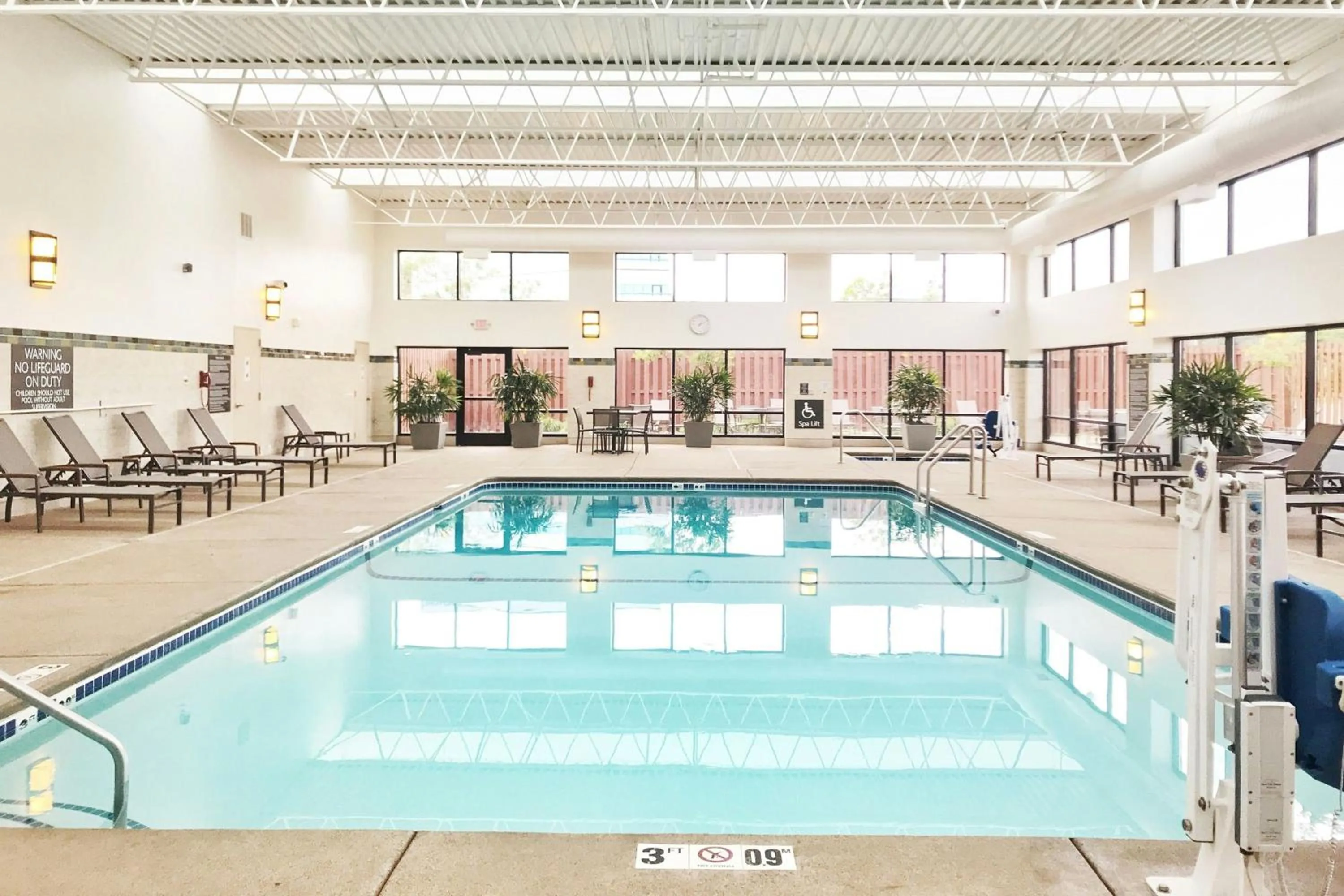 Swimming pool in Delta Hotels by Marriott Minneapolis Northeast