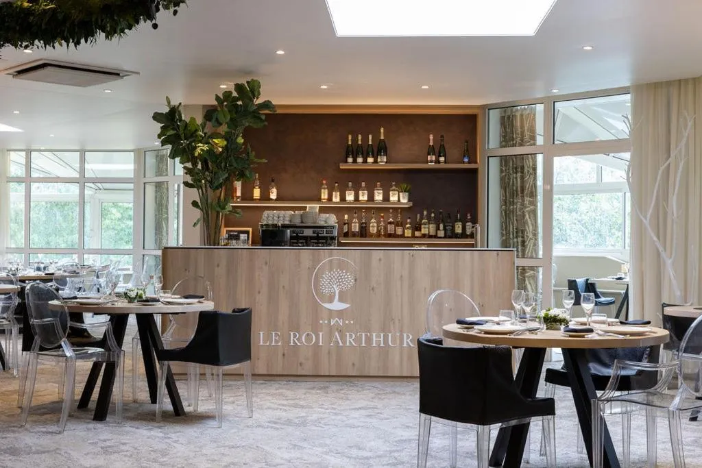 Lounge or bar in Hôtel Lancelot & Spa - Domaine du Roi Arthur