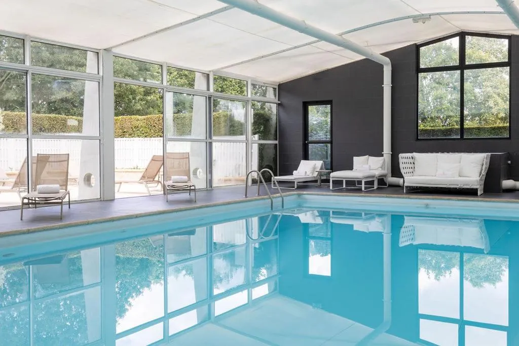 Swimming pool in Hôtel Lancelot & Spa - Domaine du Roi Arthur