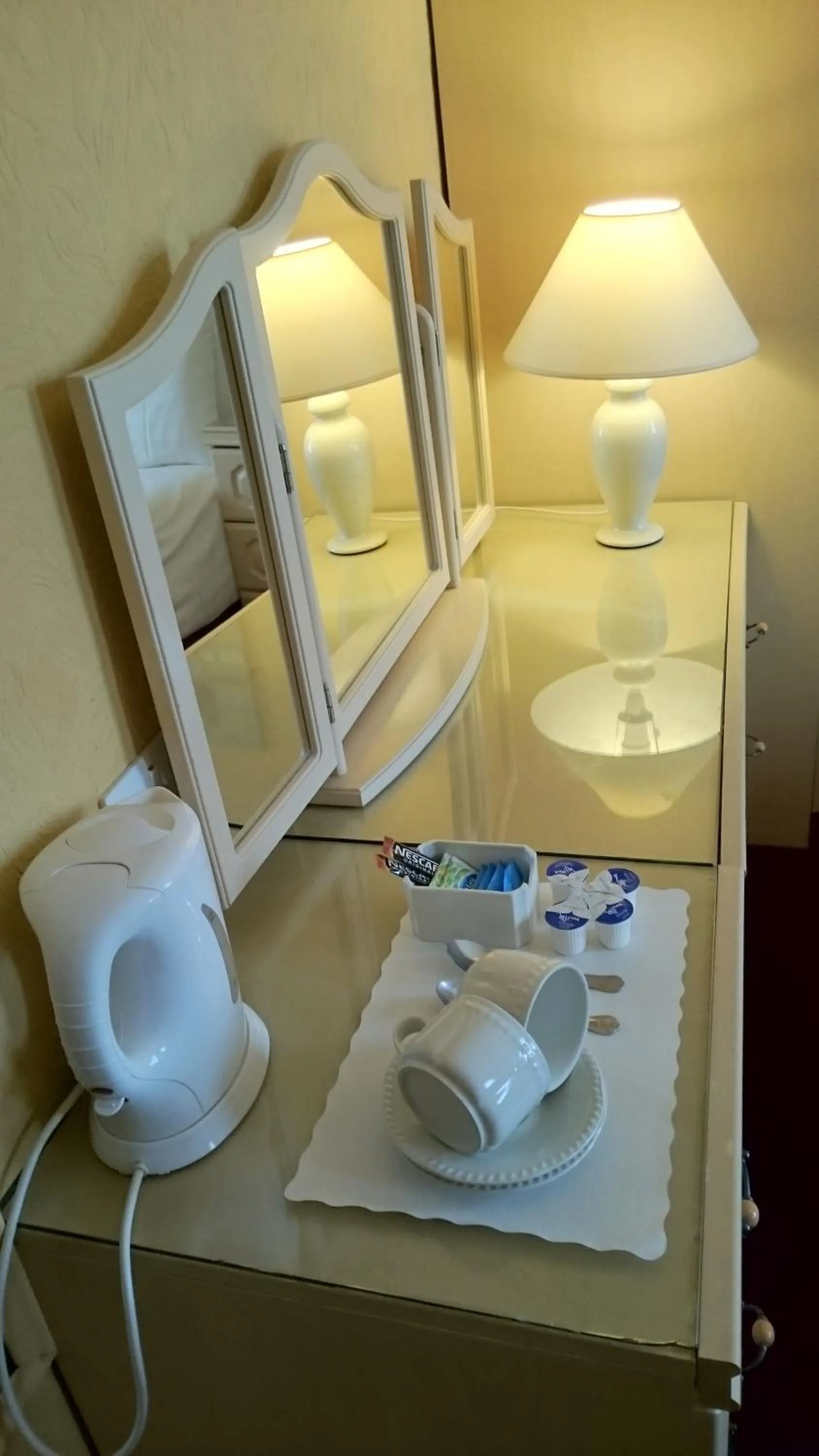 Bedroom, Bed in The Belgrave Hotel Tenby