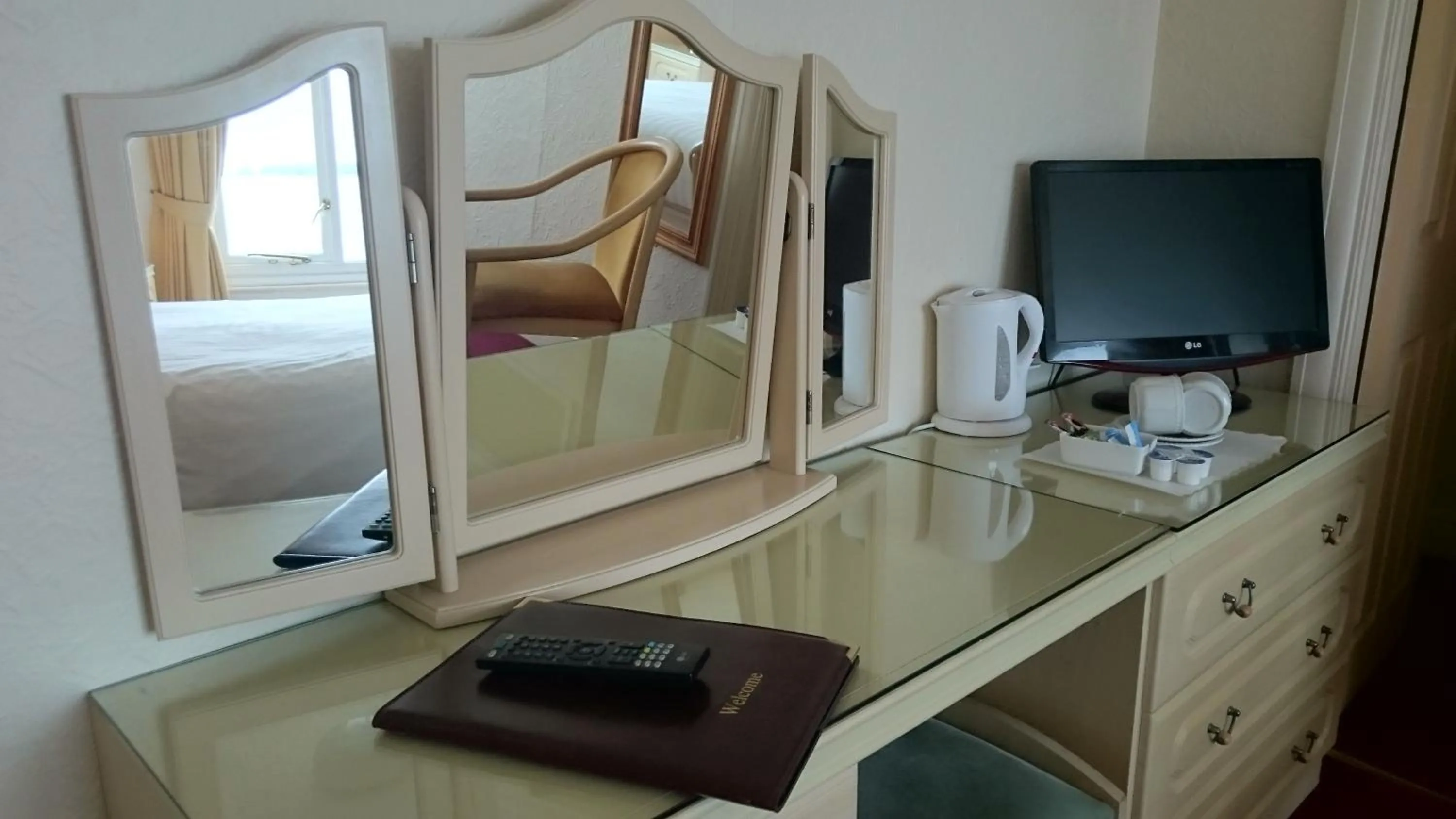 TV and multimedia, Bed in The Belgrave Hotel Tenby