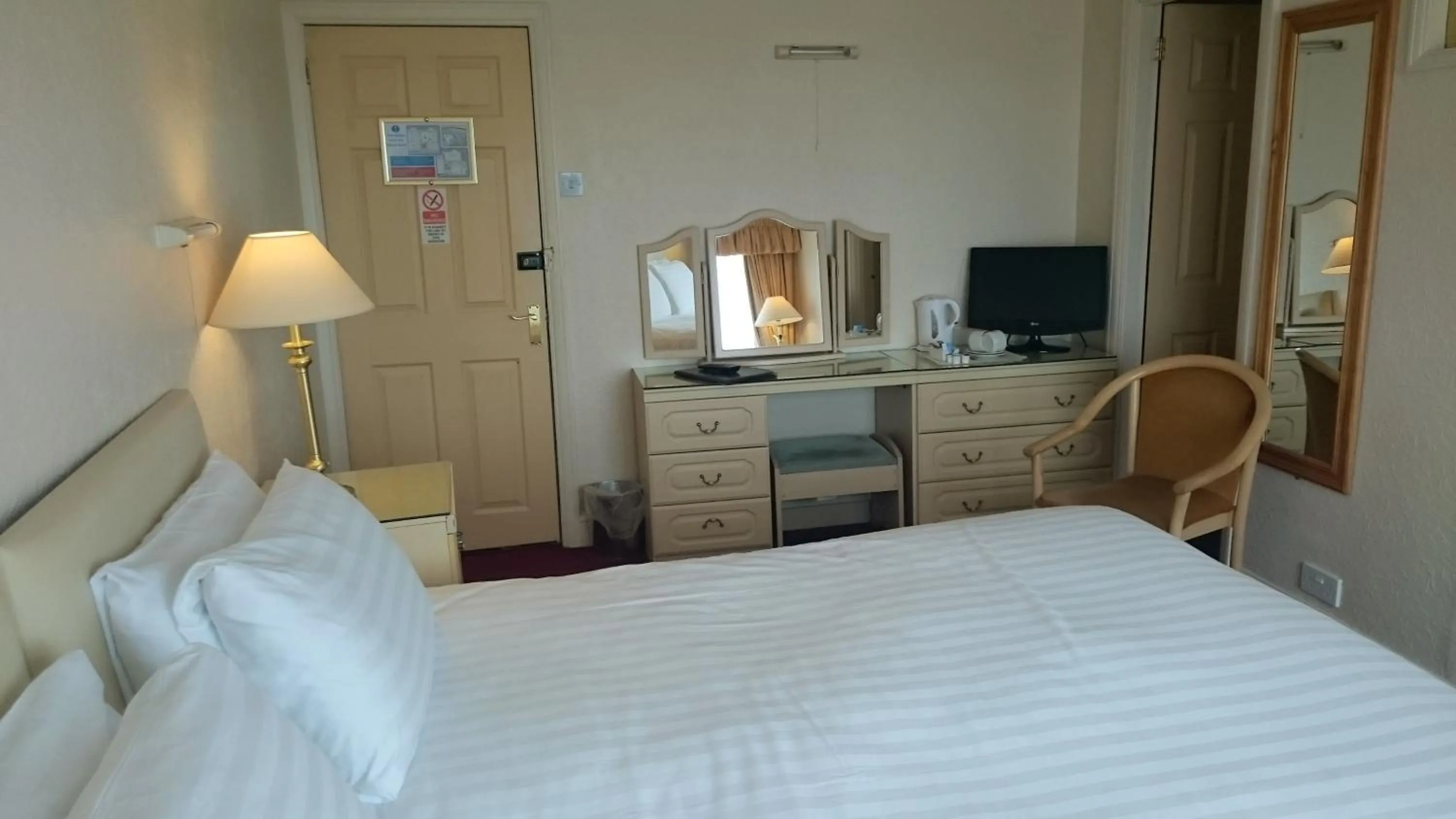 Bedroom, Bed in The Belgrave Hotel Tenby