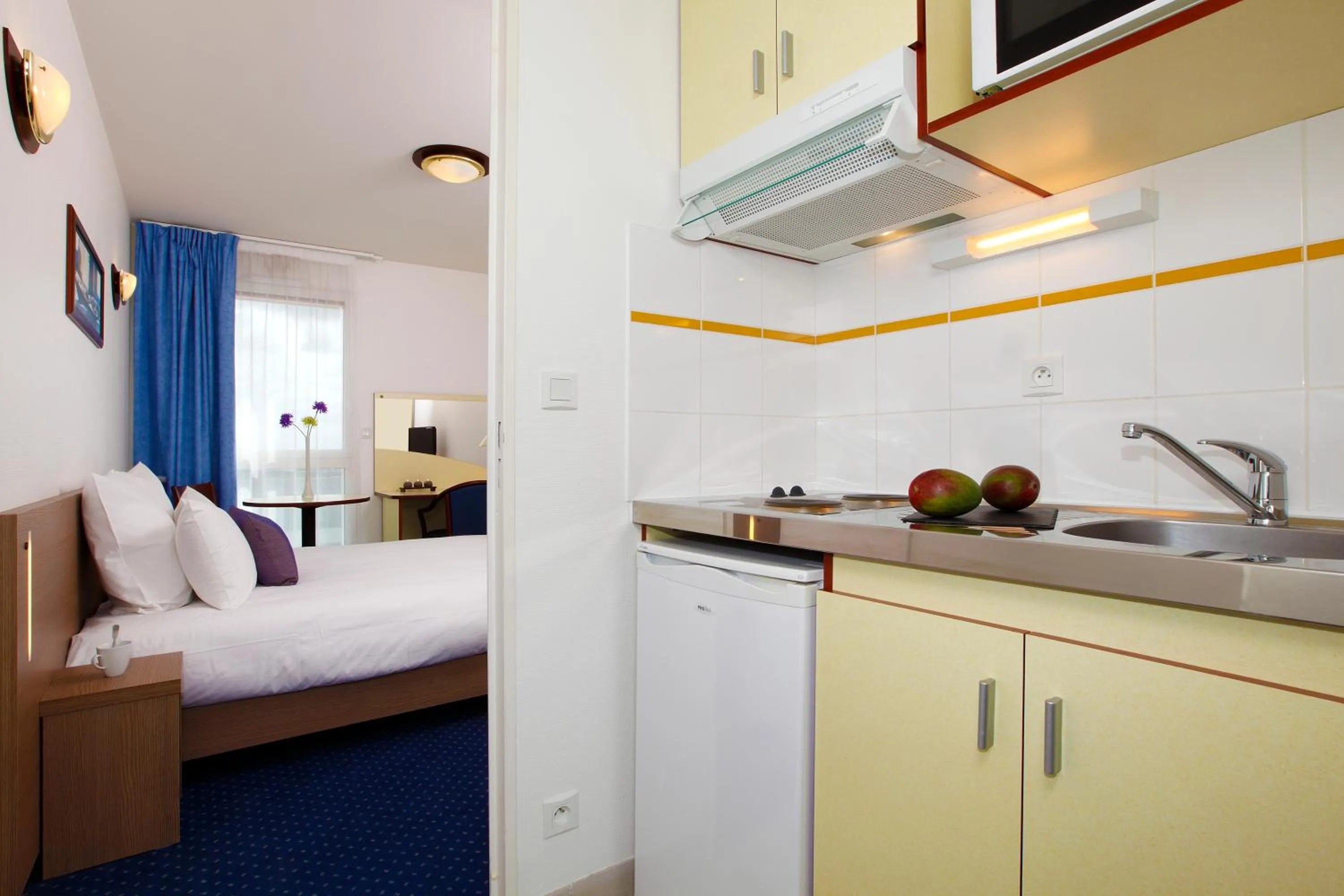 Kitchen or kitchenette, Bed in Appart'City Classic Rennes Beauregard