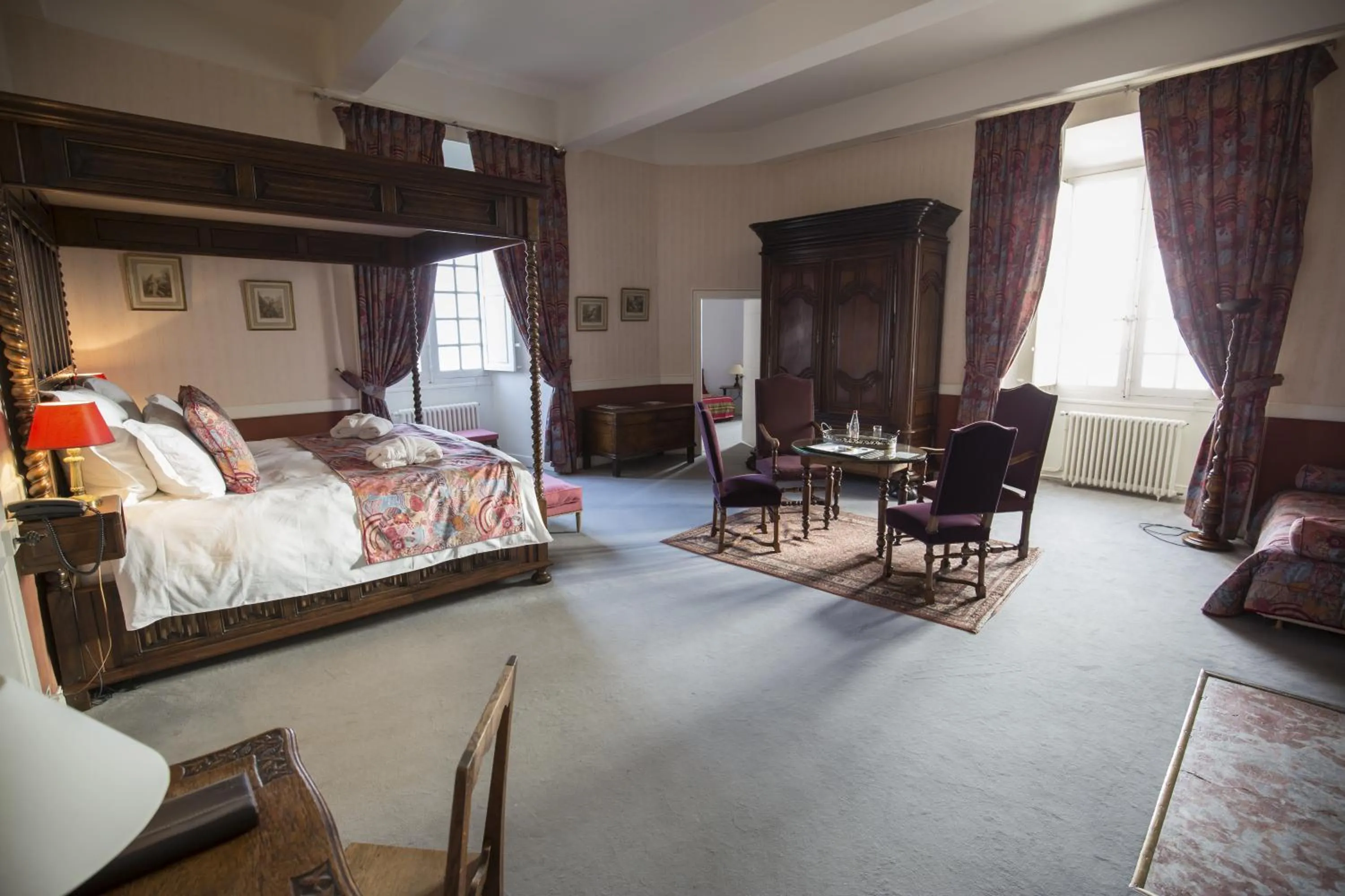 Photo of the whole room, Bed in Château de Mercuès