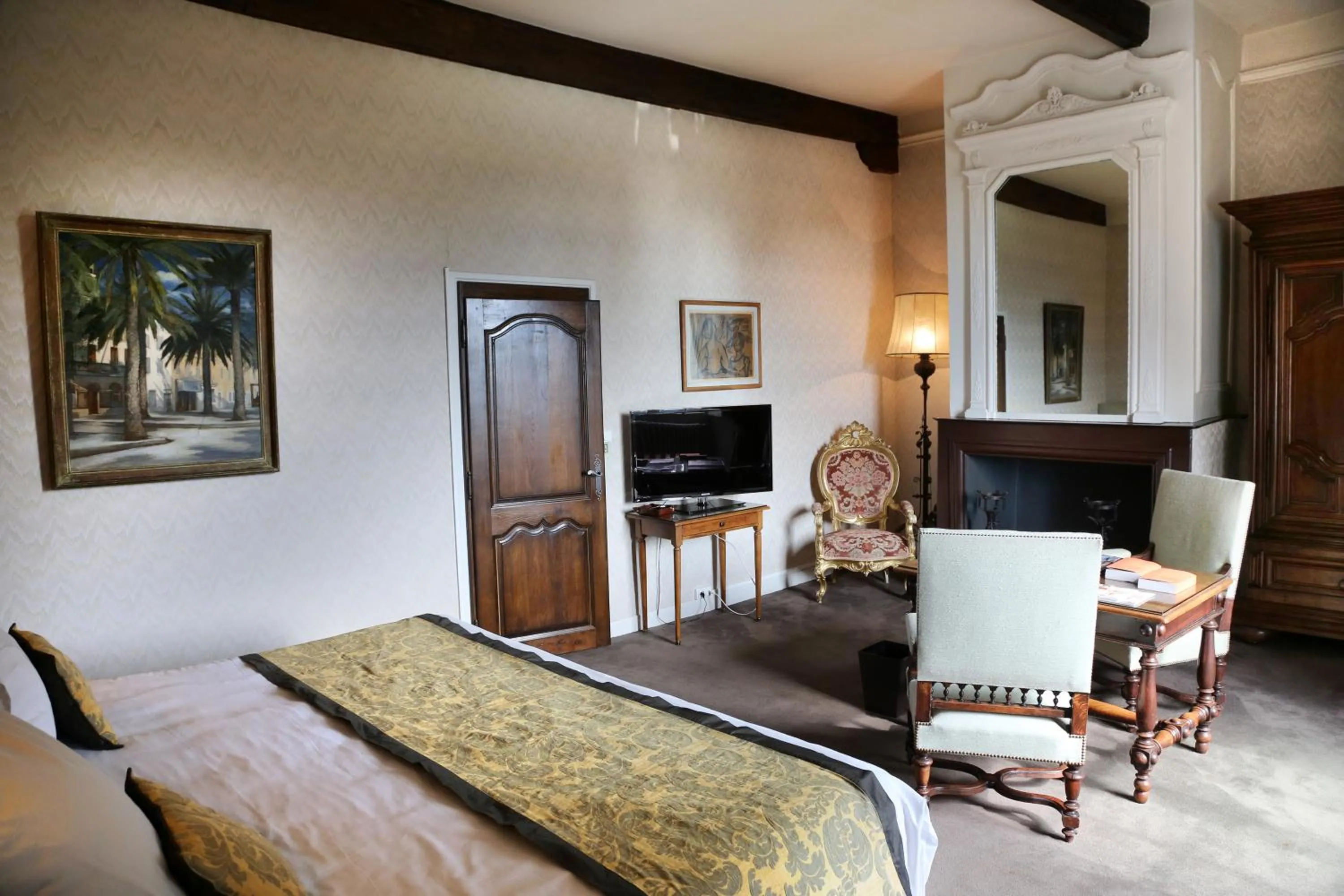 Photo of the whole room, Bed in Château de Mercuès