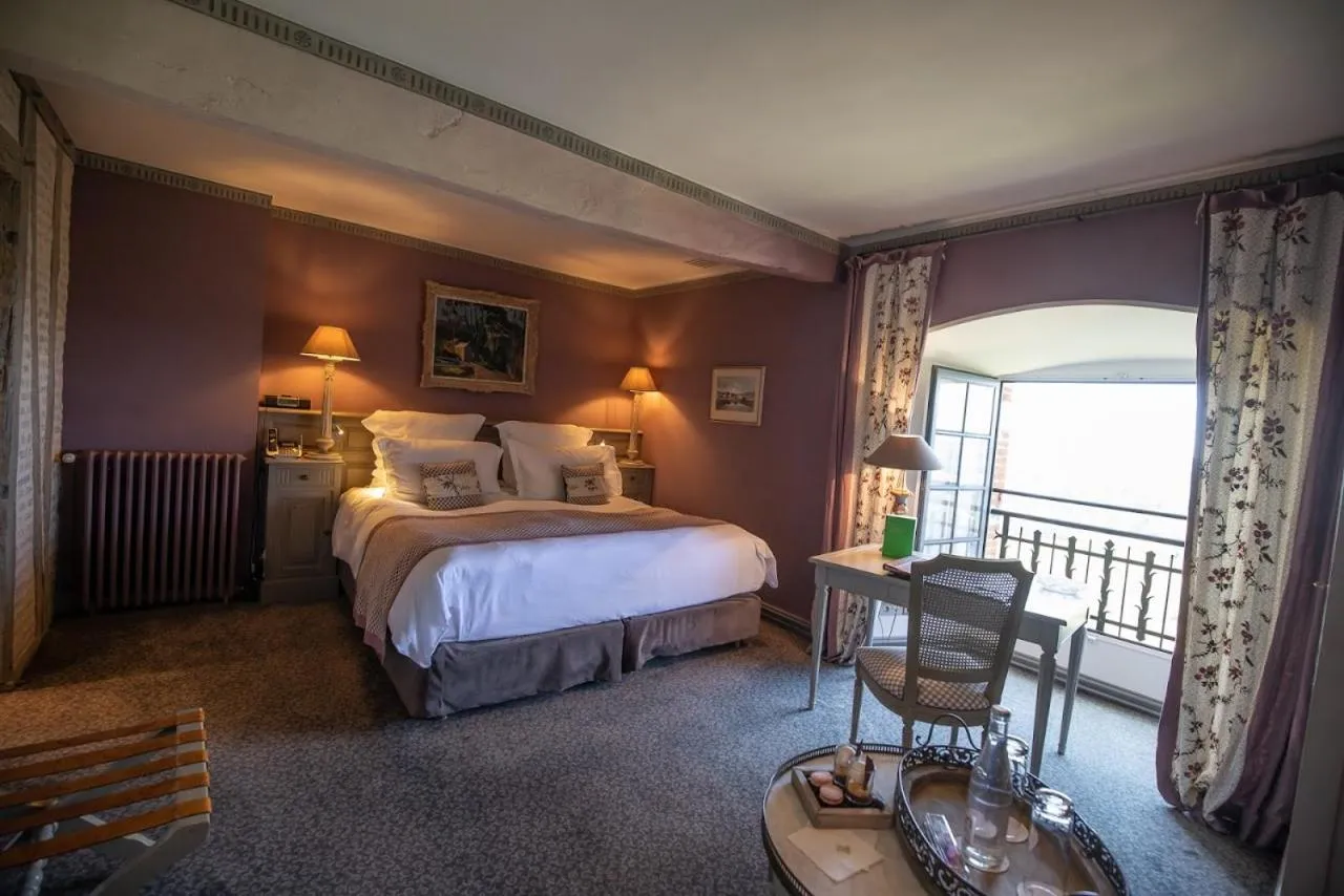 Photo of the whole room, Bed in Château de Mercuès