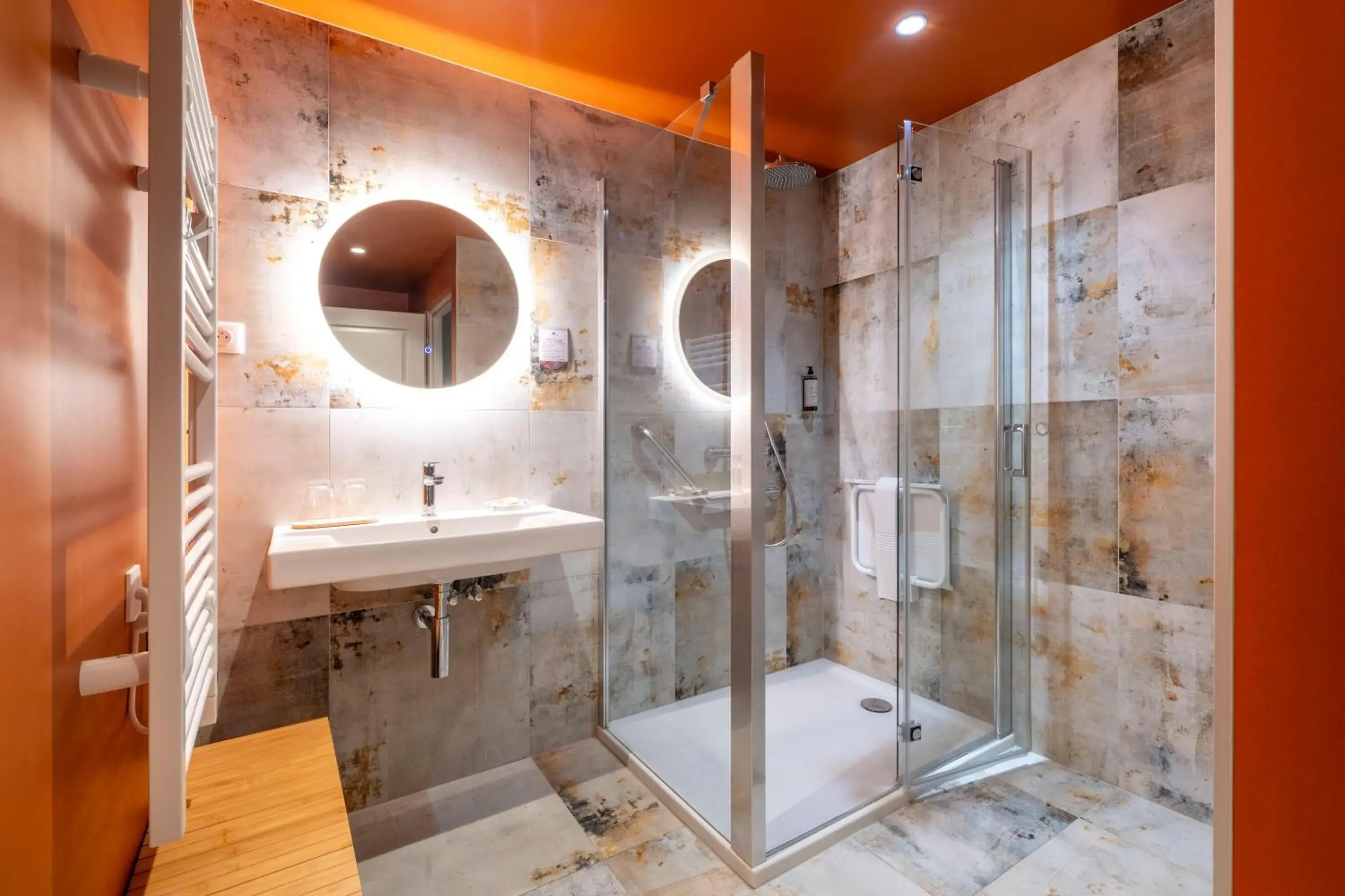 Queen Room - Disability Access in Hotel Le Bois Joli Queen Room - Disability Access in Hotel Le Bois Joli