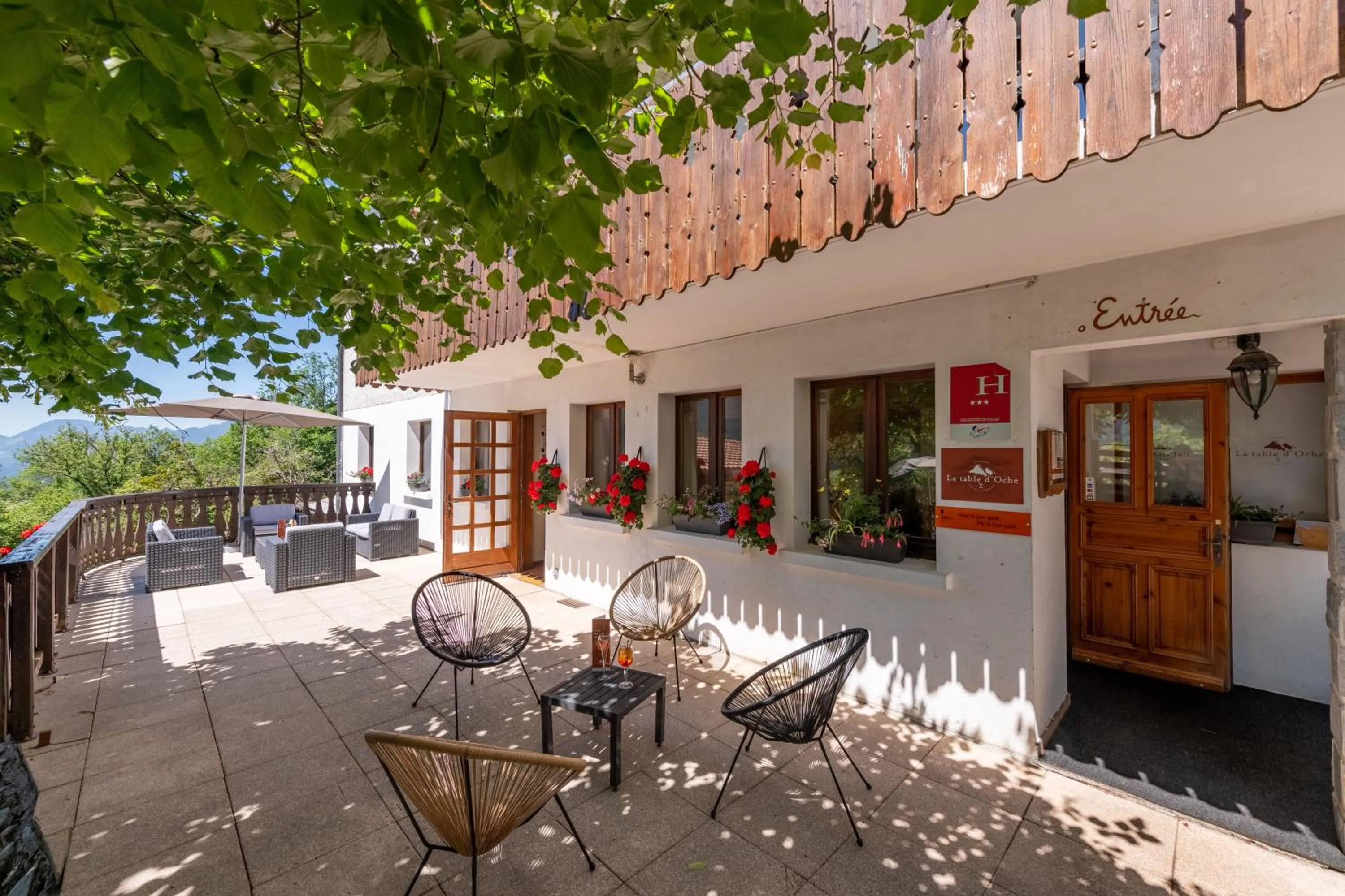 Patio in Hotel Le Bois Joli