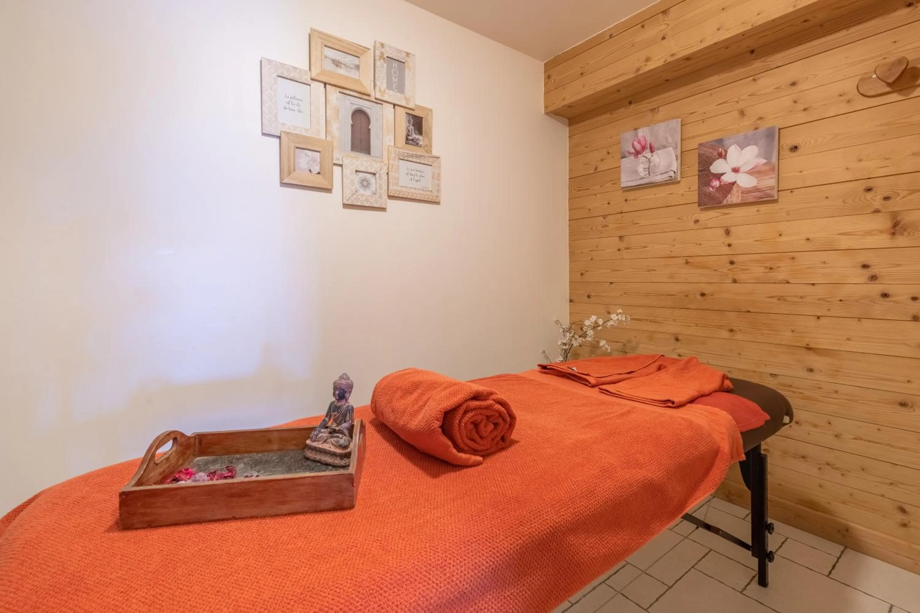 Massage, Bed in Hotel Le Bois Joli