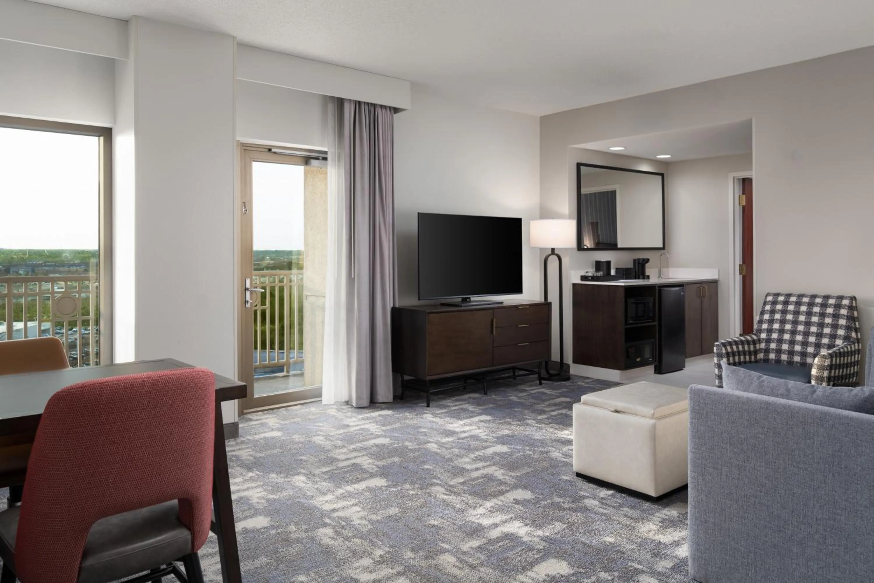 Living room in Embassy Suites by Hilton Charlotte Concord Golf Resort & Spa