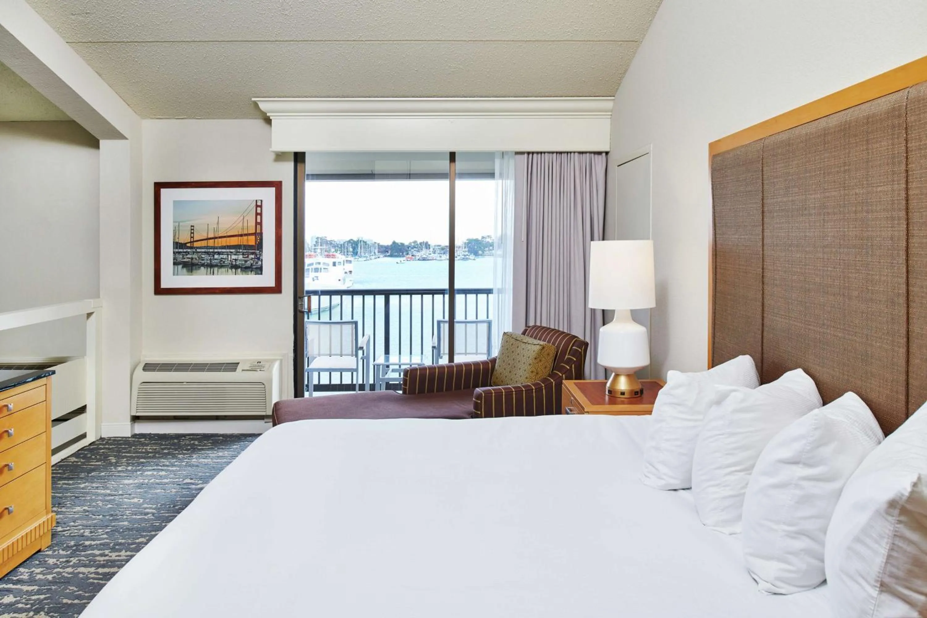 Living room, Bed in DoubleTree by Hilton Hotel Berkeley Marina